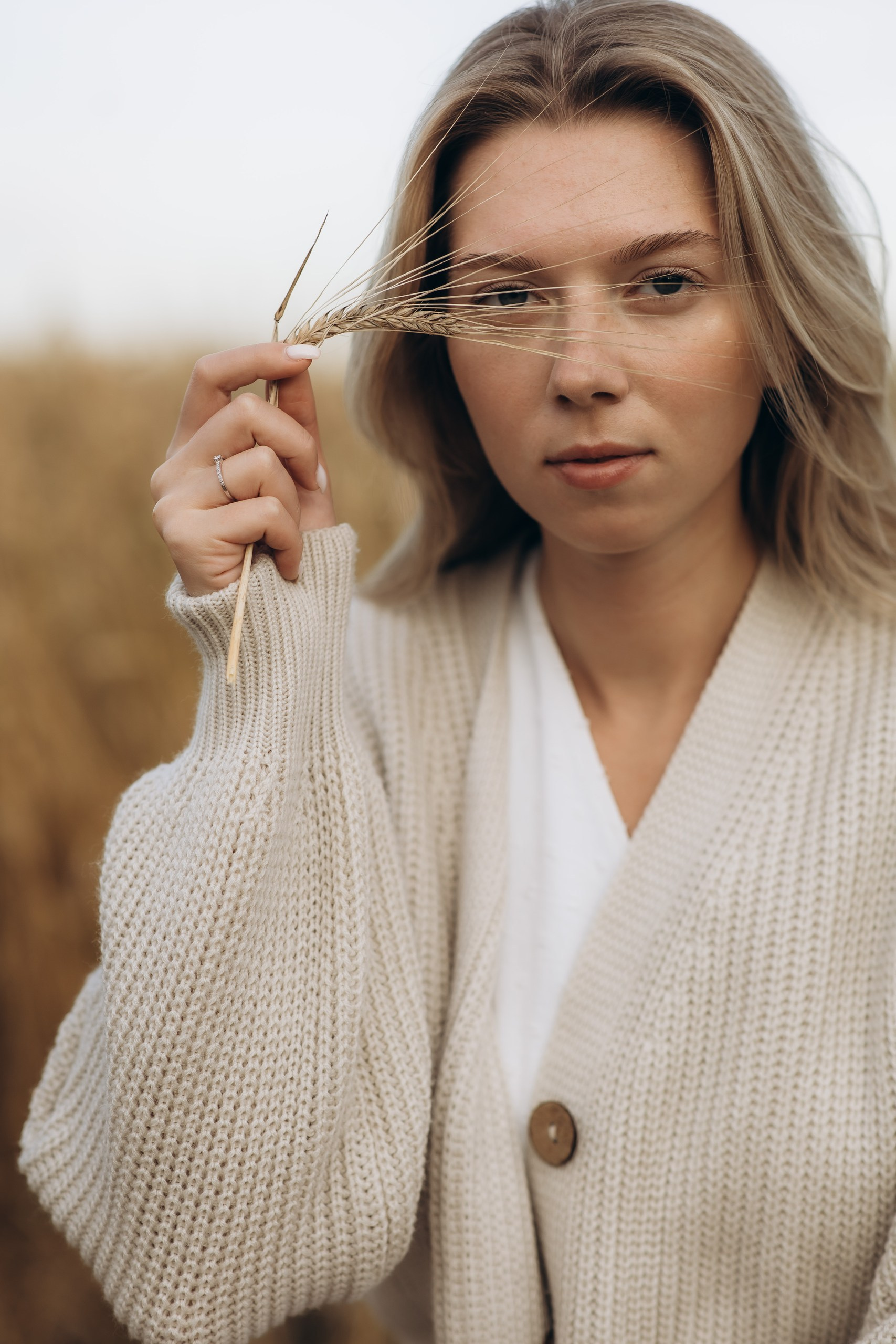 Женская фотосессия в пшеничном поле