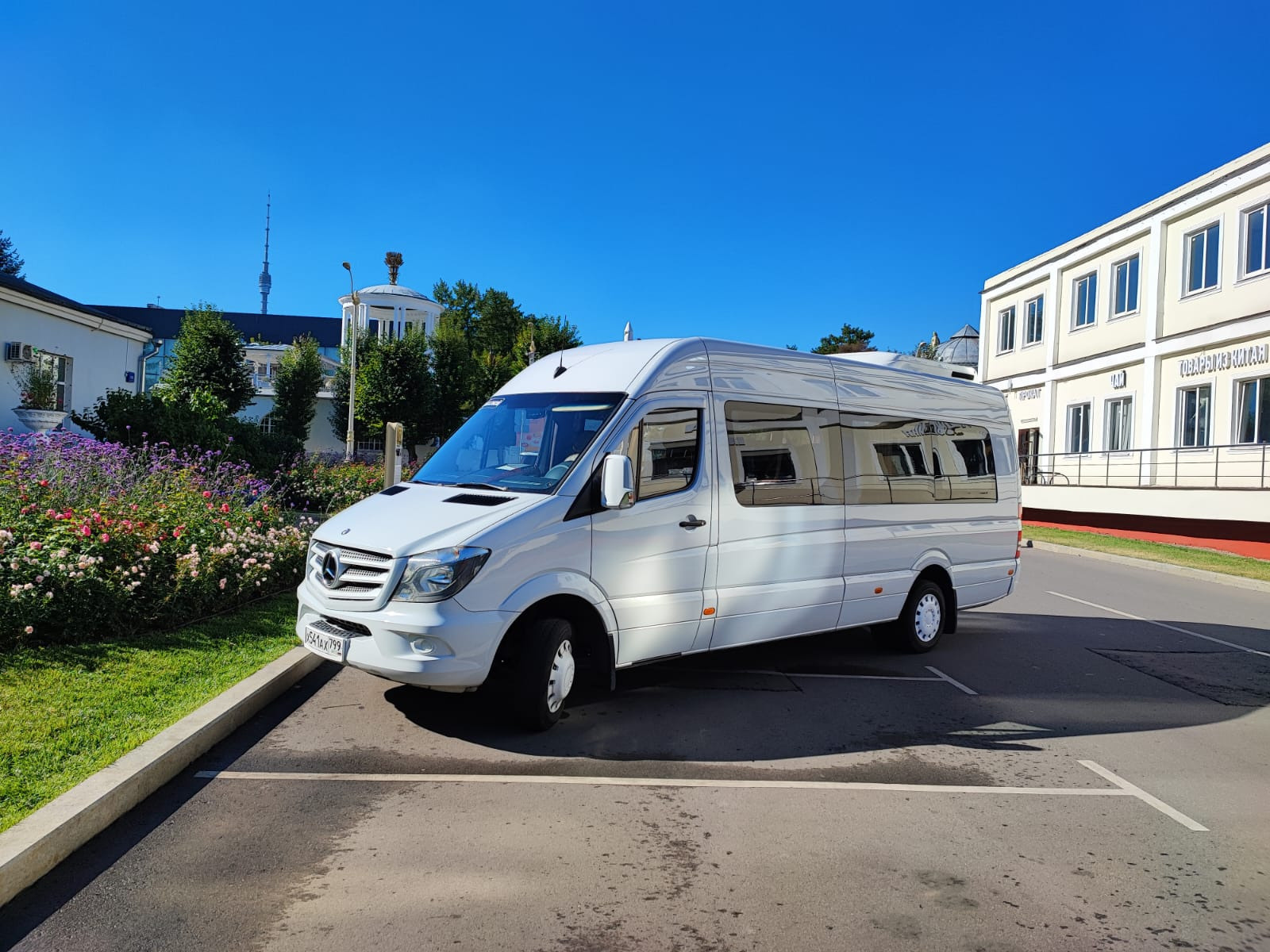 Аренда ягуар на свадьбу. Минивен на свадьбу. Праздничное агентство ПИОН