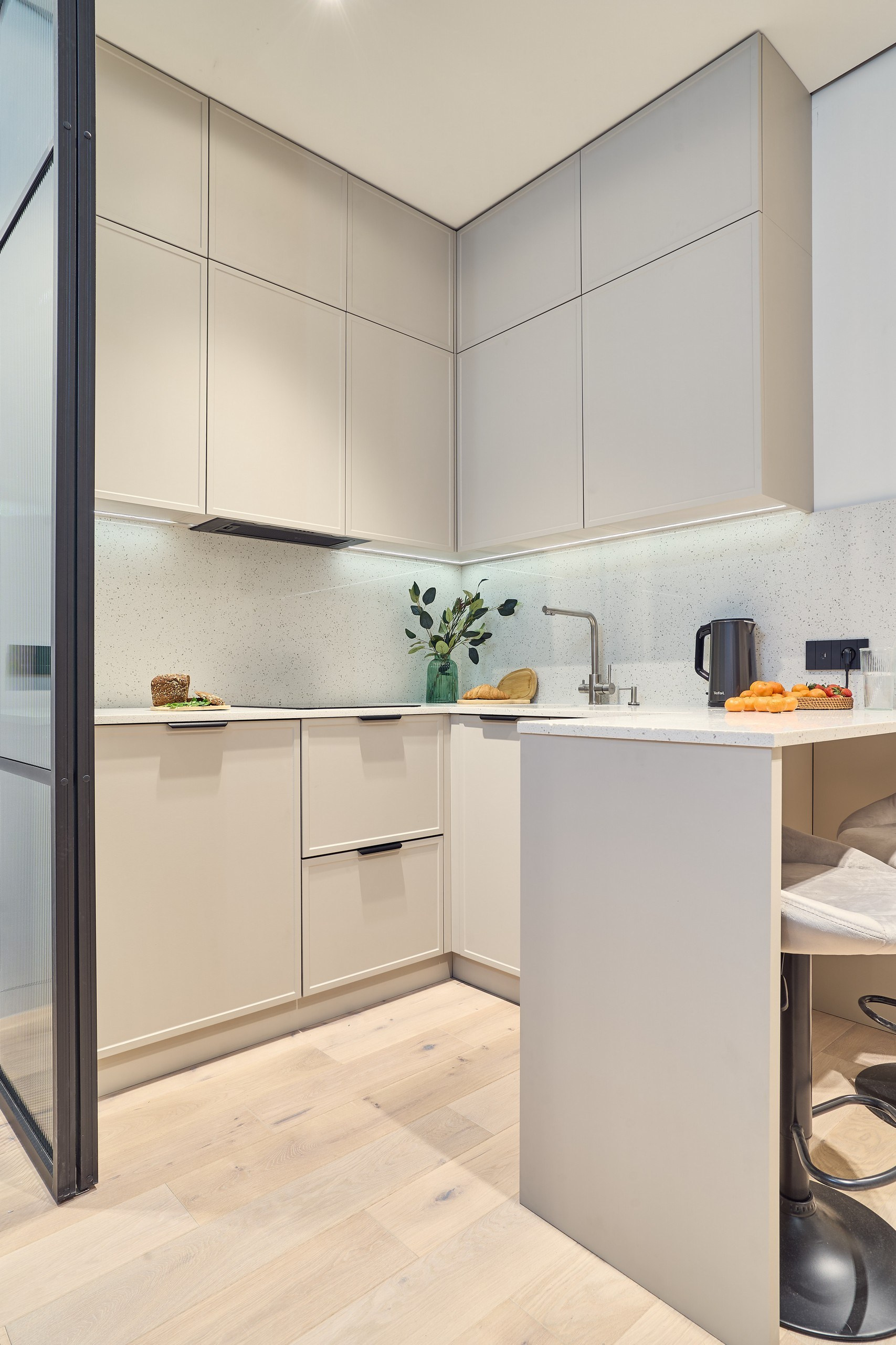 Профессиональная съёмка жилого интерьера с акцентом на естественное освещение