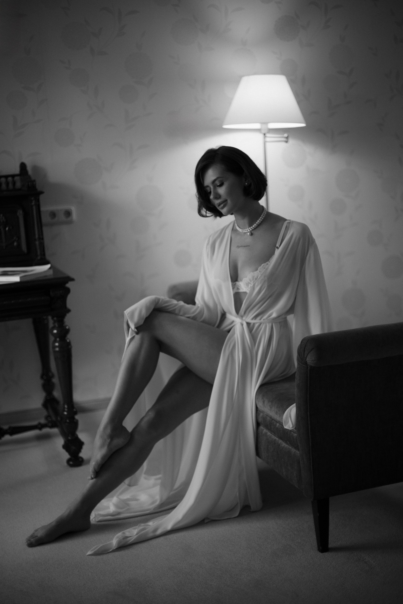 Чёрно-белый кадр невесты в кресле — утро в отеле «Скандинавия», свадебные сборы