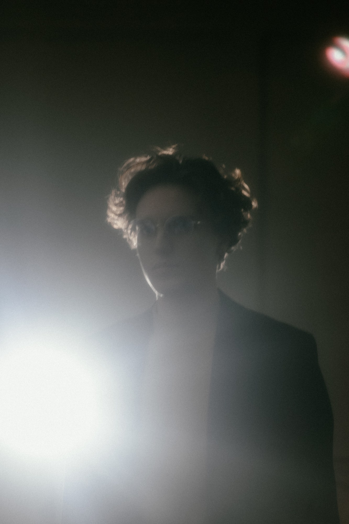 Киношный мужской портрет в студии Файнарт Тюмень — Мужской фотограф Дарья Мустафина. Портретный фотограф Тюмень Дарья Мустафина