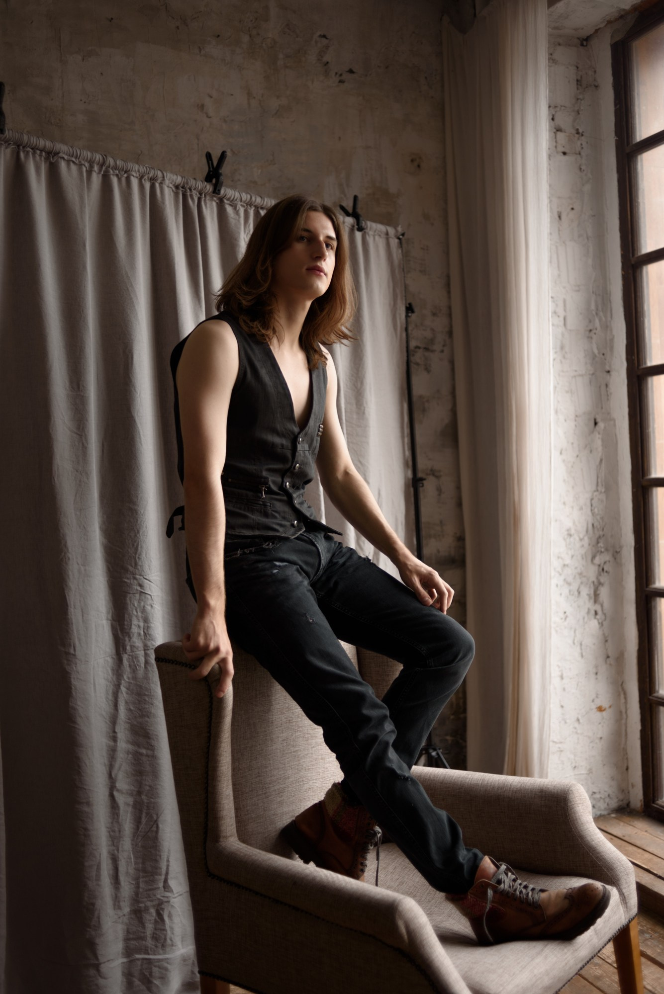 Мужской портрет в винтажном стиле, длинные волосы, фотограф Тюмень