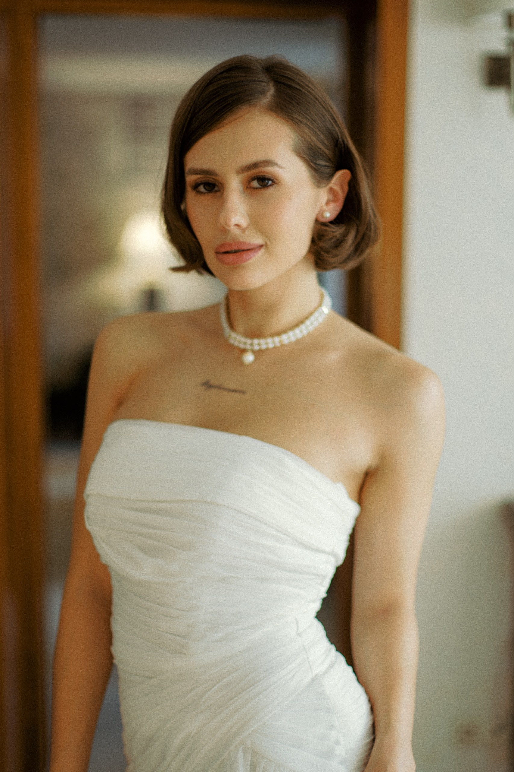 Портрет невесты в платье — сборы в отеле «Скандинавия», мягкий свет