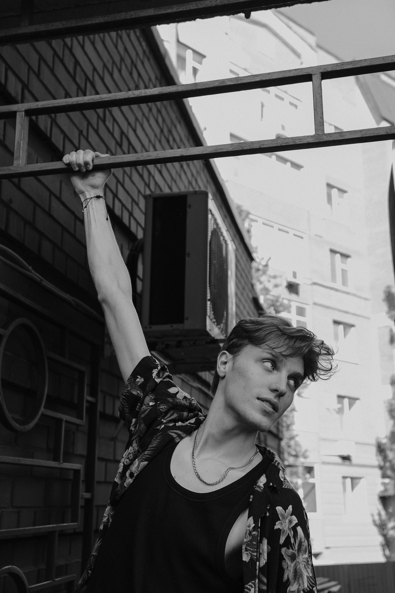 Стрит-фотосессия в Тюмени — Surf Coffee, Бар Двор. Портретный фотограф Тюмень Дарья Мустафина