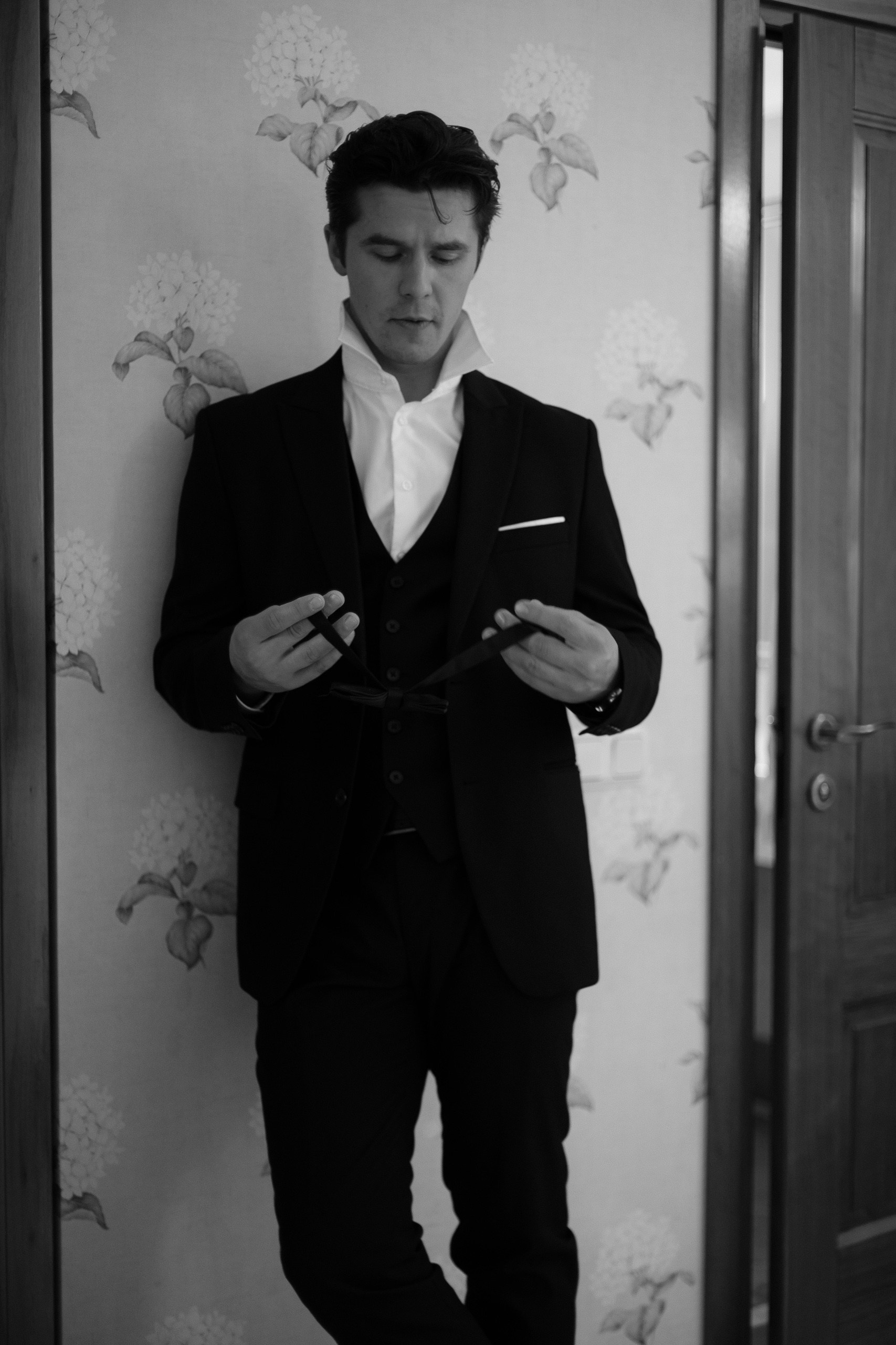 Жених поправляет пиджак — сборы жениха в отеле «Скандинавия»