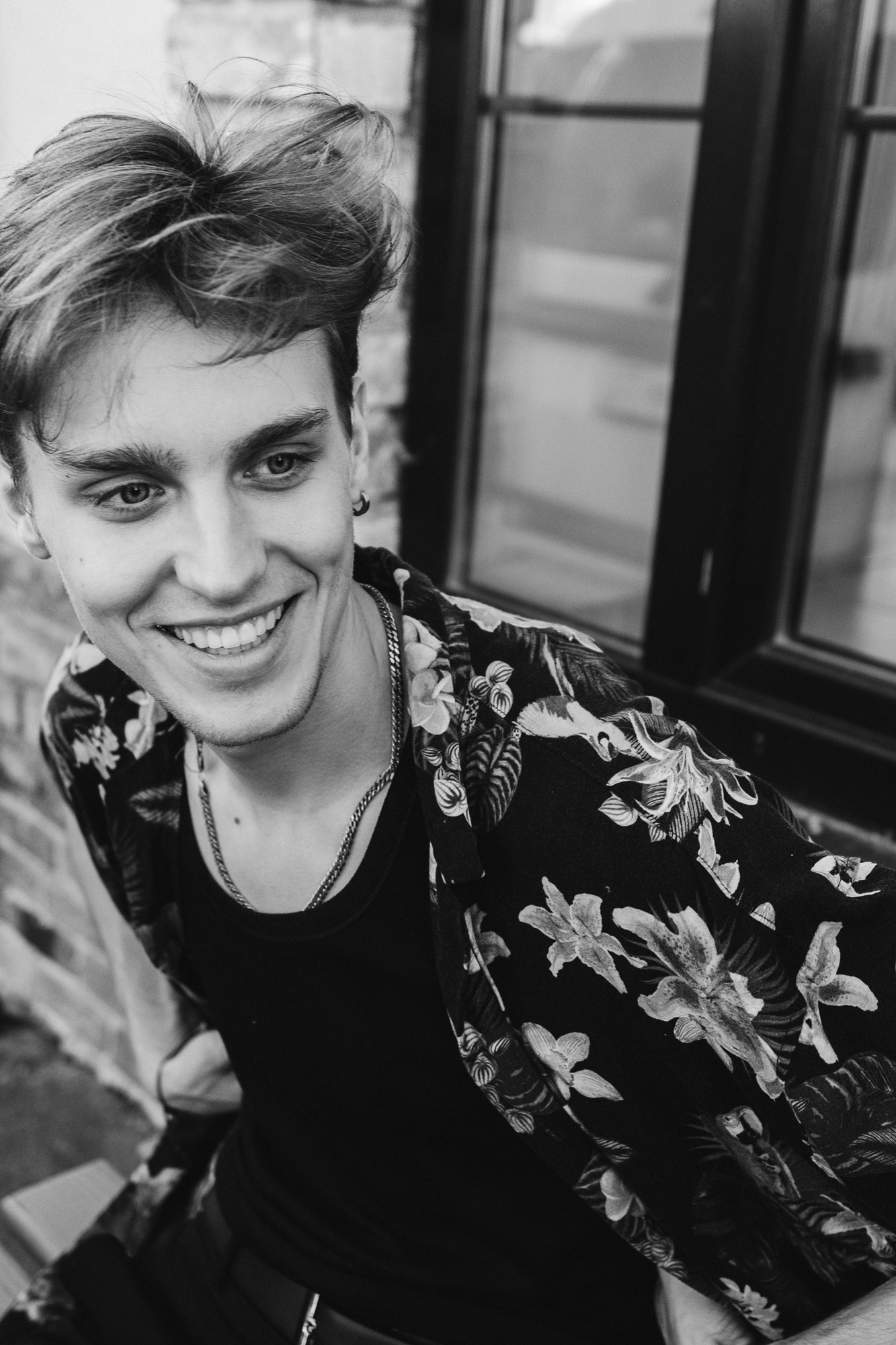 Стрит-фотосессия в Тюмени — Surf Coffee, Бар Двор. Портретный фотограф Тюмень Дарья Мустафина