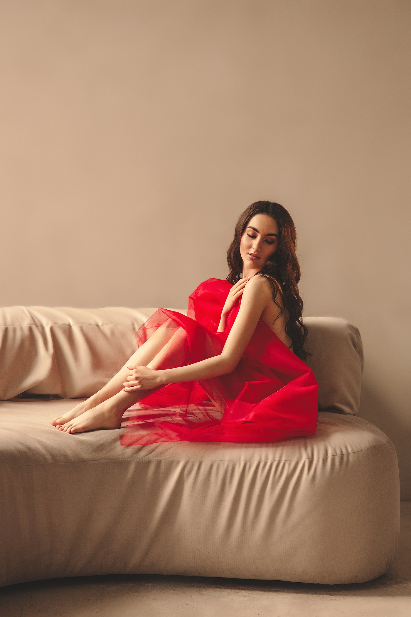 Фотосессия в стиле Моники Беллуччи: женственность, красный цвет и магия кадра. Профессиональный фотограф в Москве. Елена Шуваева