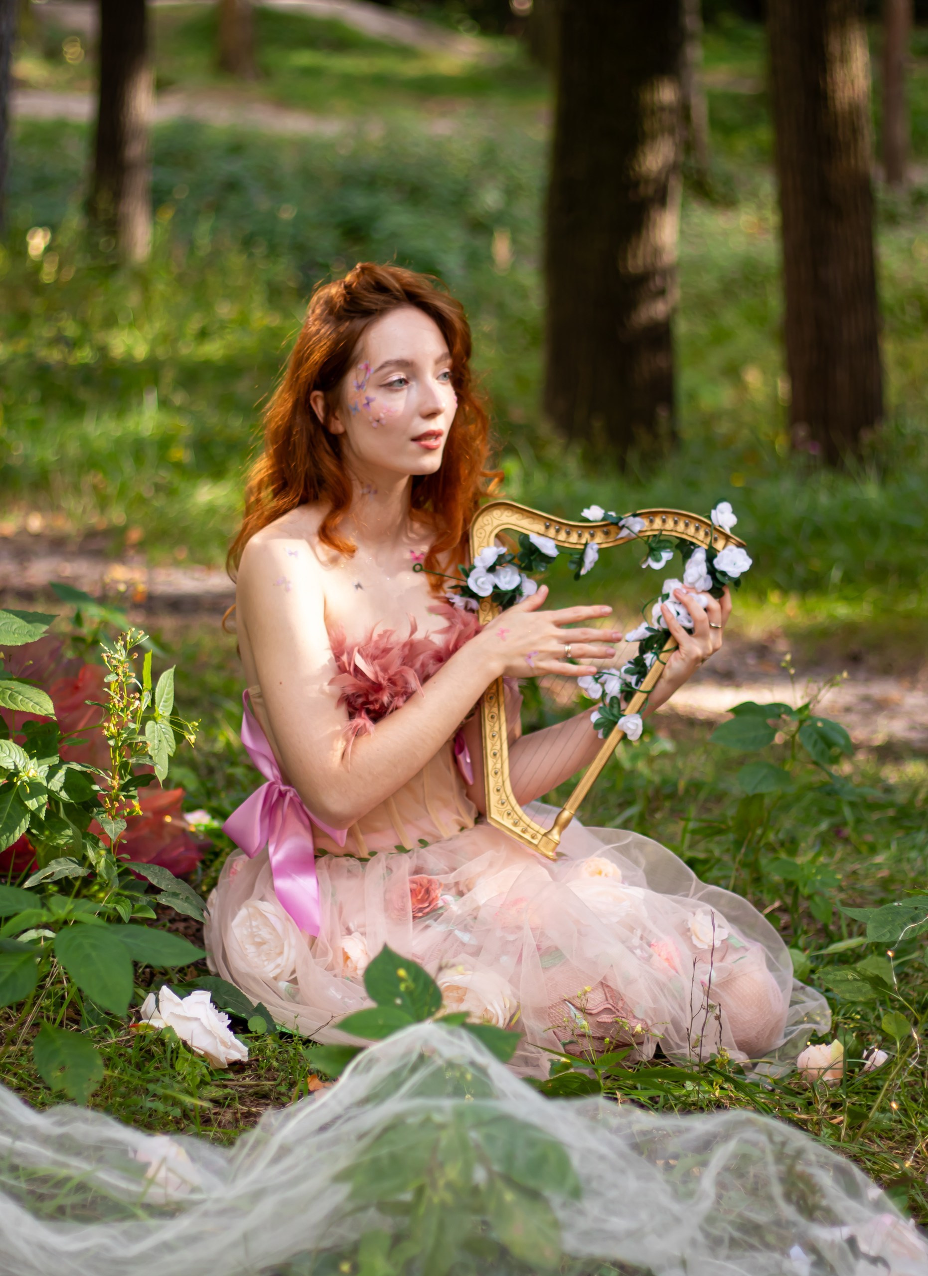 Девушка с цветочной арфой сидит в лесу — творческая съёмка, фотограф Карасёва Елена