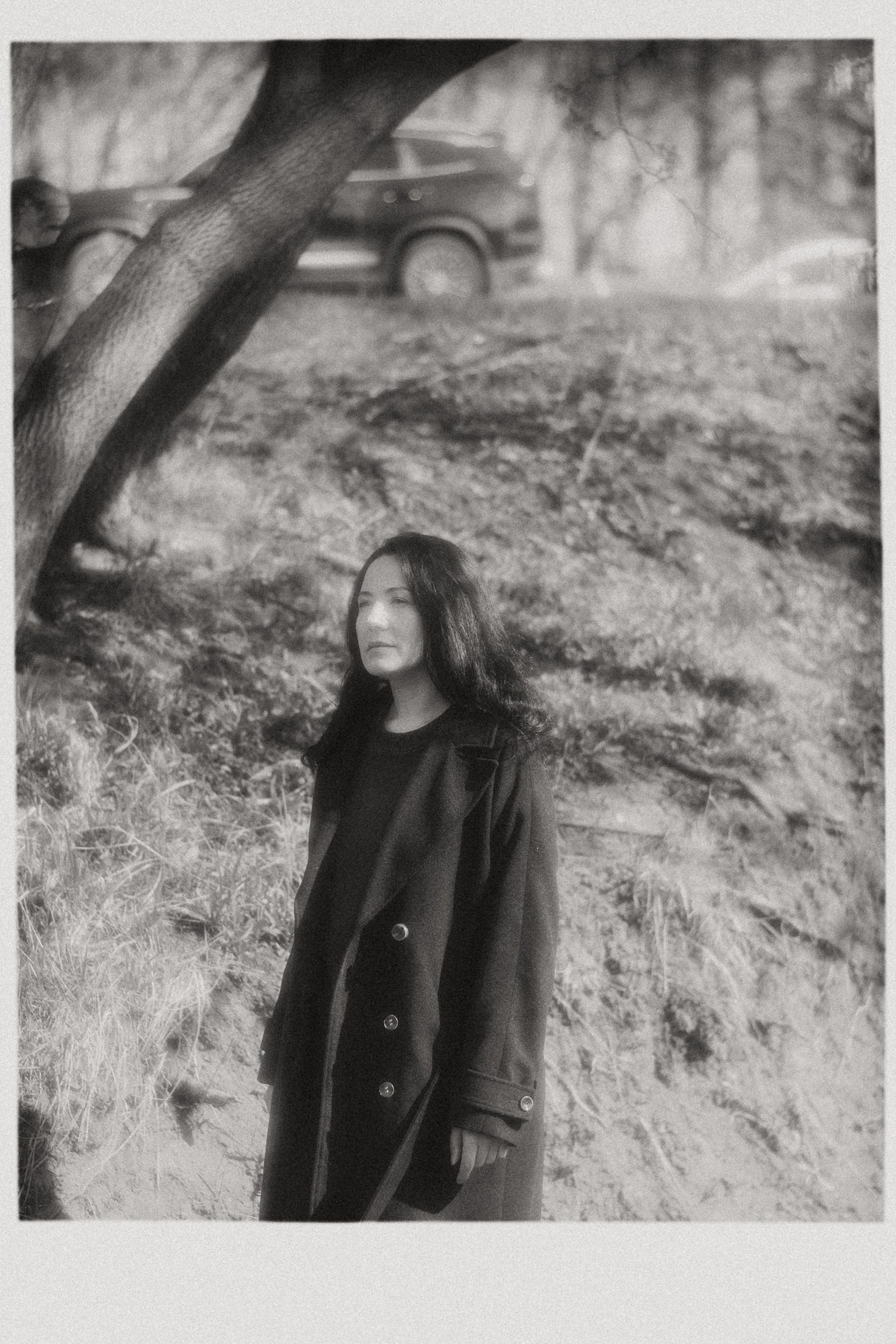 Женский портрет в черном пальто, Тюмень, стиль минимализм