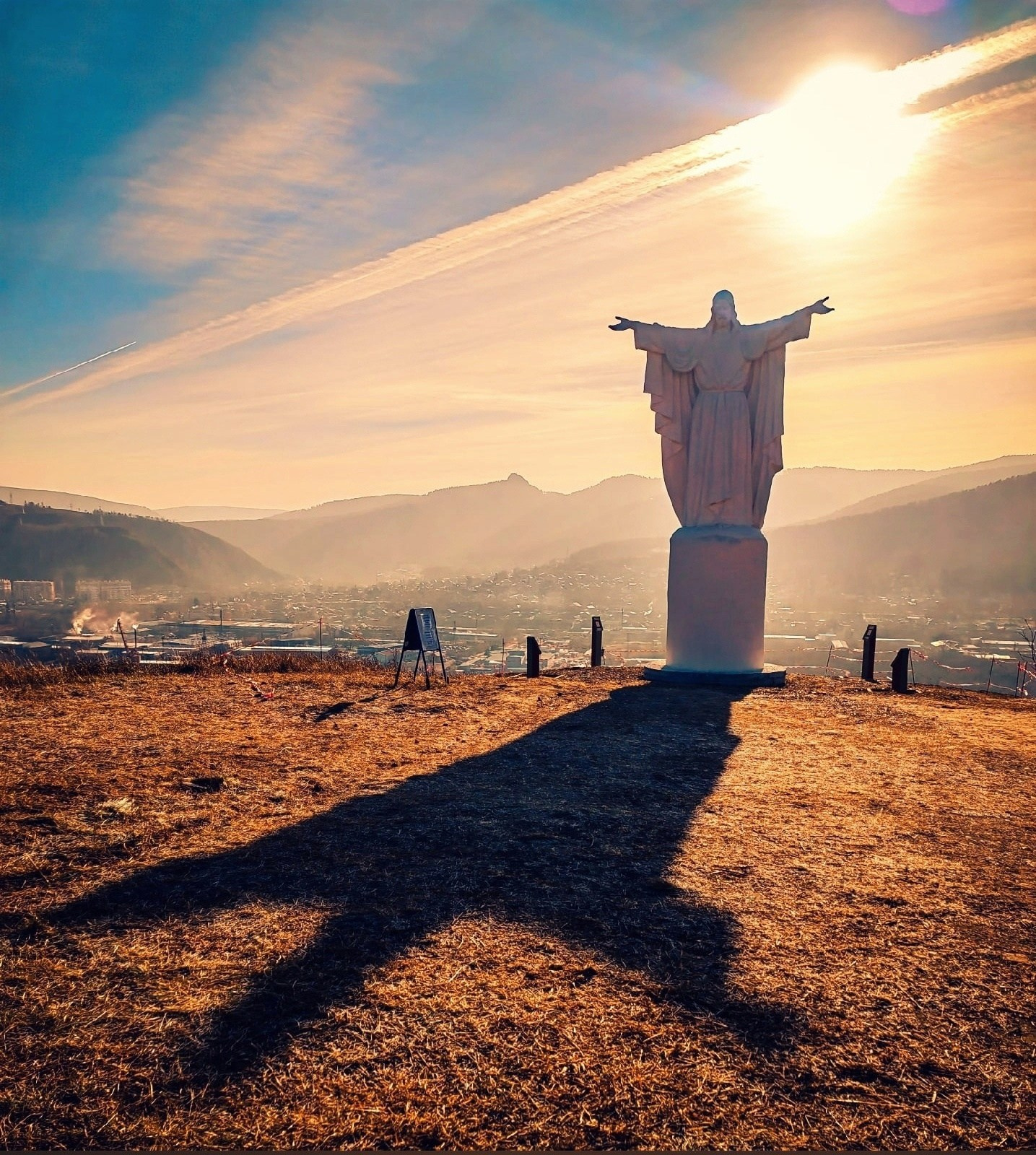 статуя Христа как в Рио индивидуальный тур Красноярск экскурсии фото интересные места что посмотреть куда сходить что посетить достопримечательности Красноярска фототур фотосессия аренда кабриолета аренда микроавтобуса трансфер цена заказать экскурсию программа маршрут смотровые площадки видовые красивые места Национальный парк заповедник Столбы Дивногорск Красноярская ГЭС путешествие туристический маршрут место силы Часовня Параскевы Пятницы Коммунальный мост остров Татышев Бобровый лог Николаевская сопка набережная Енисея село Овсянка музей Астафьева Караульная гора Виноградовский мост гид экскурсовод индивидуальная экскурсия фотосъемка виды на Енисей фанпарк Бобровый лог парк флоры и фауны Роев ручей Торгашинский хребет скала Такмак вантовый мост куда сходить цены расписание заказать онлайн экскурсионное обслуживание трансфер на комфортабельном автобусе