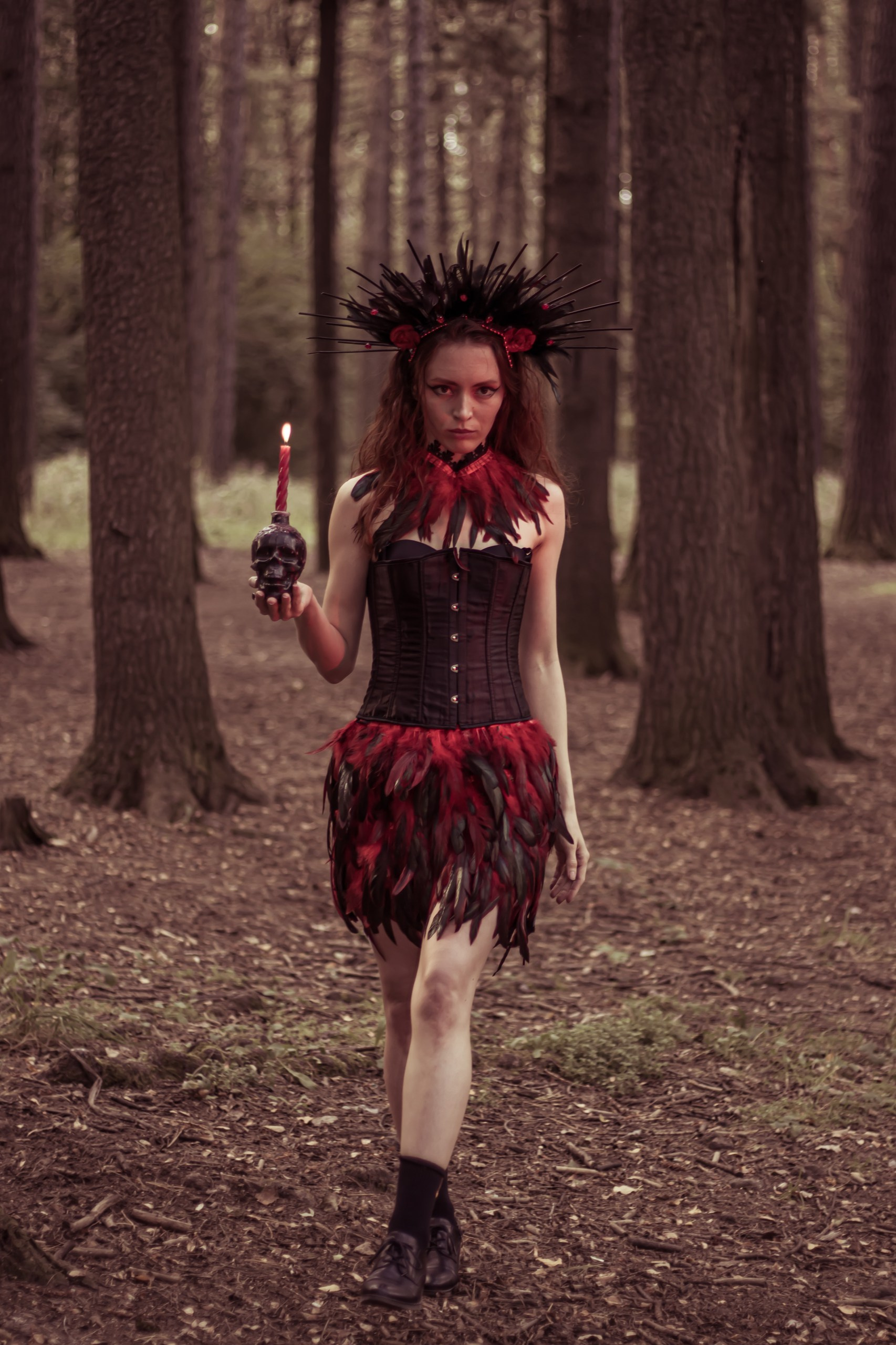 Модель держит свечи в образе ведьмы, мистическая фотосессия в лесу • фотограф Карасёва Елена