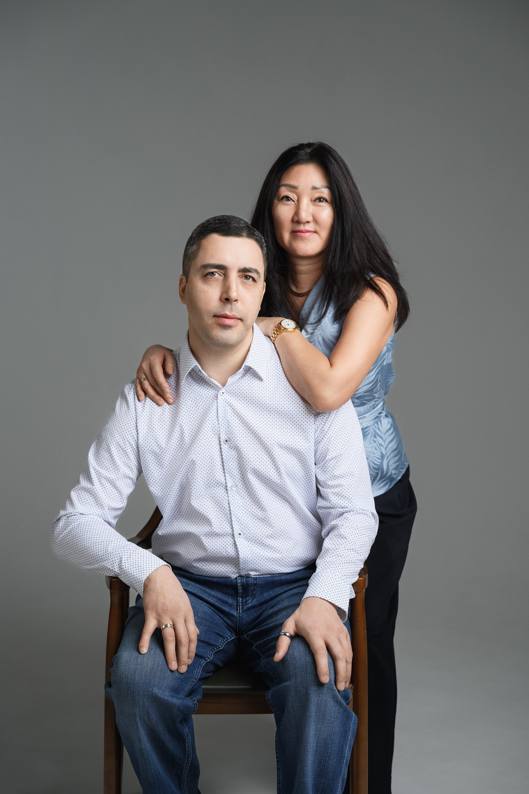 Семейная фотосъемка в студии в Петропавловске-Камчатском. Семейная фотосессия в студии в Петропавловске-Камчатском. Профессиональная семейная фотосъемка в светлой студии в Петропавловске-Камчатском. Стильные и теплые семейные фотографии в студии в Петропавловске-Камчатском. Семейная фотосессия в студии, стоимость в Петропавловске-Камчатском.