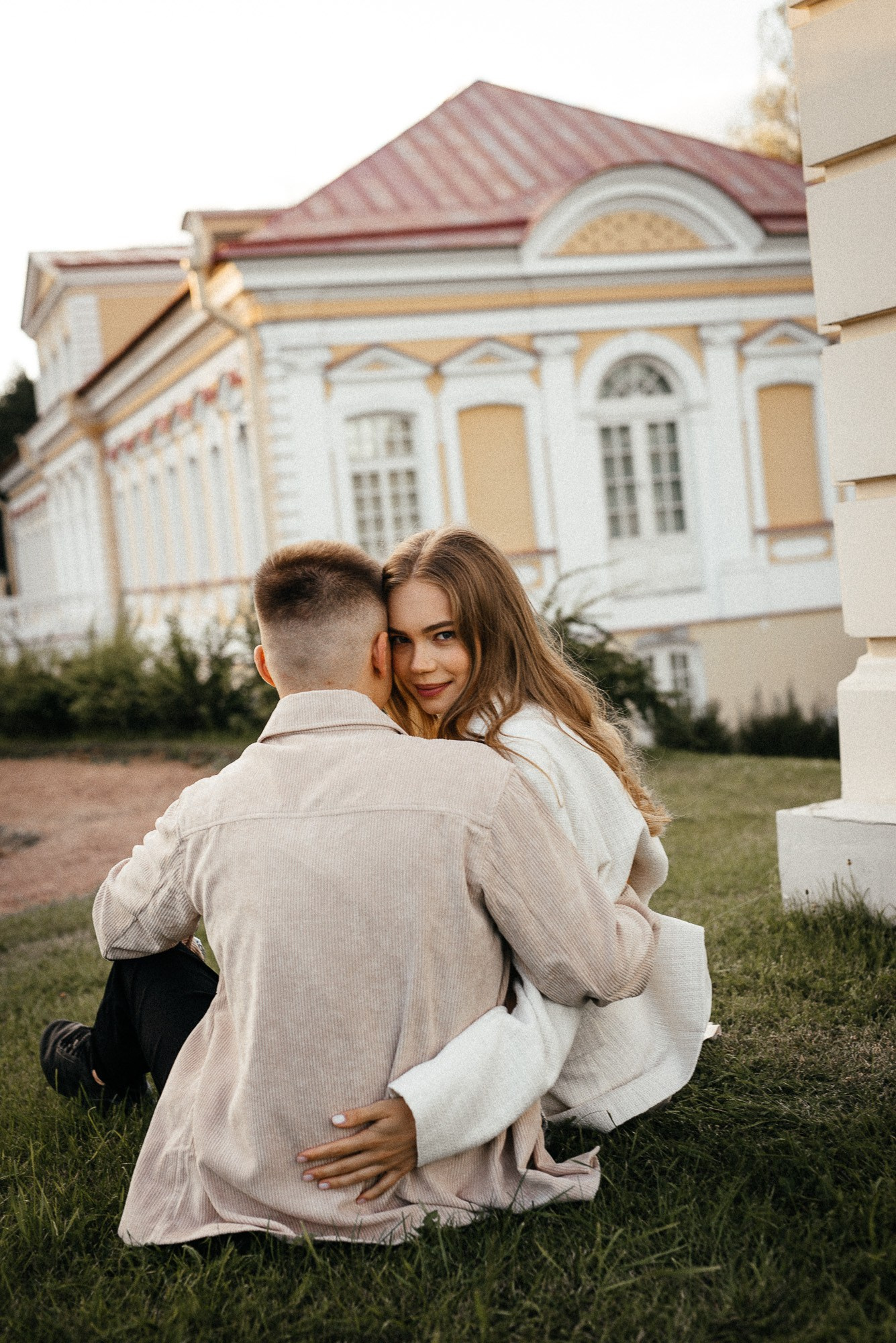 Свадебная фотосессия на фона дворца во Ораниенбауме