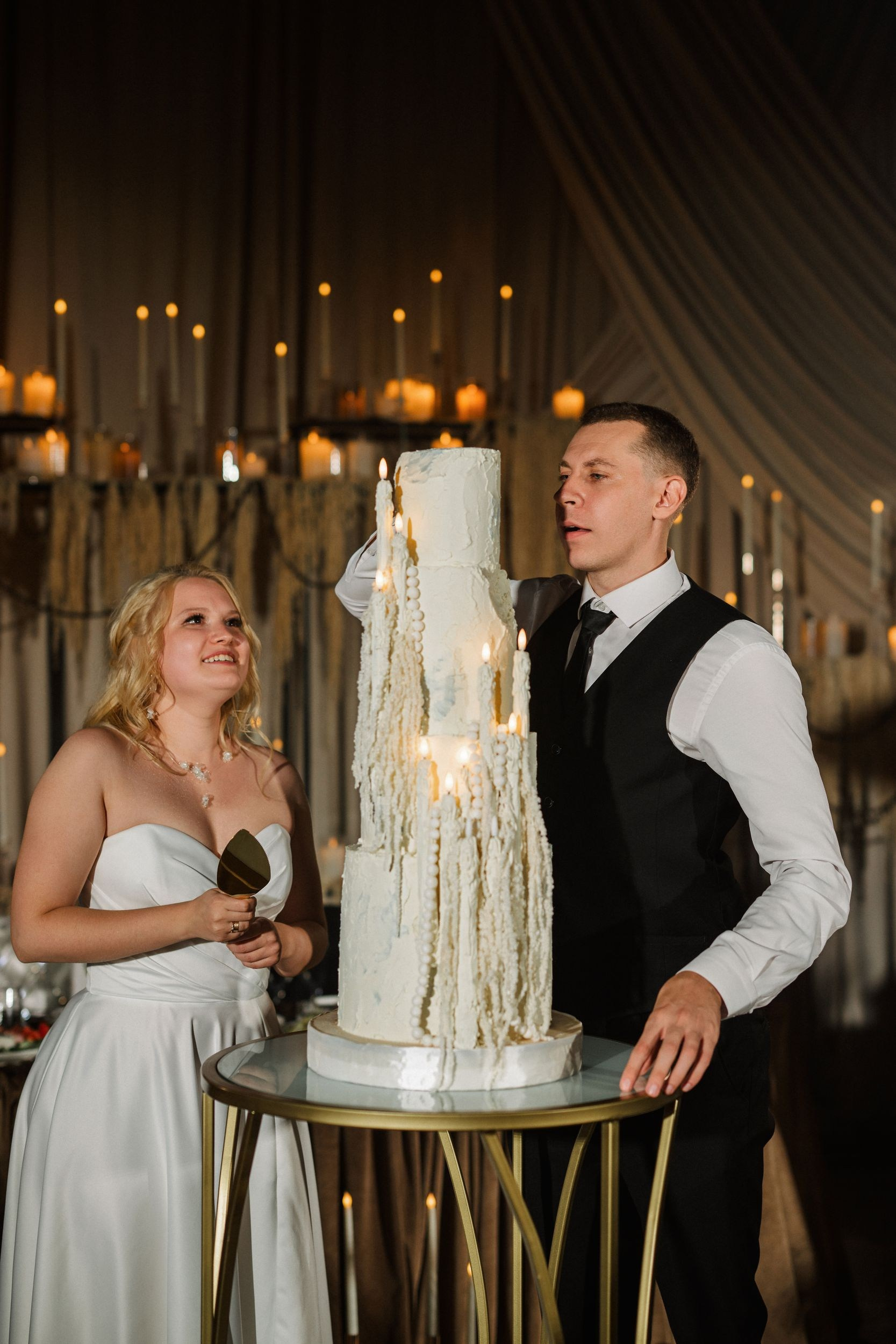 свет на вынос торта в The Hide