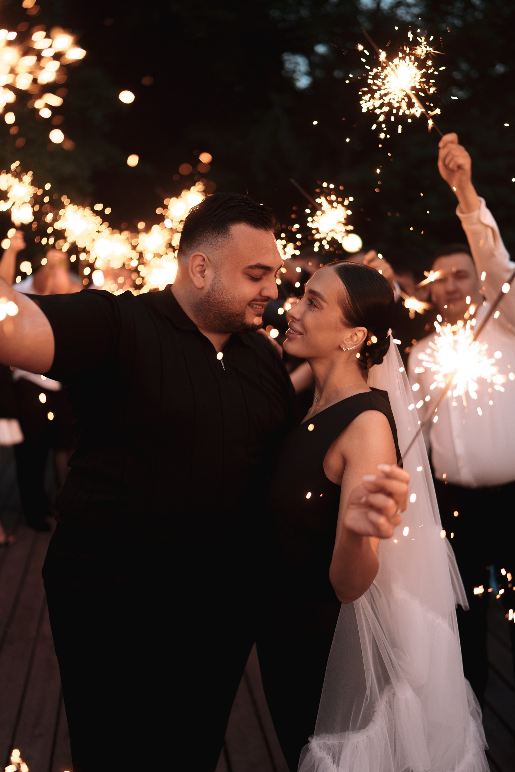 Свадьба 7 июня 2026 года — фотосессия, ЗАГС и банкет в шатре «Под облаками» в Нагаево с ведущим Артуром Ильясовым