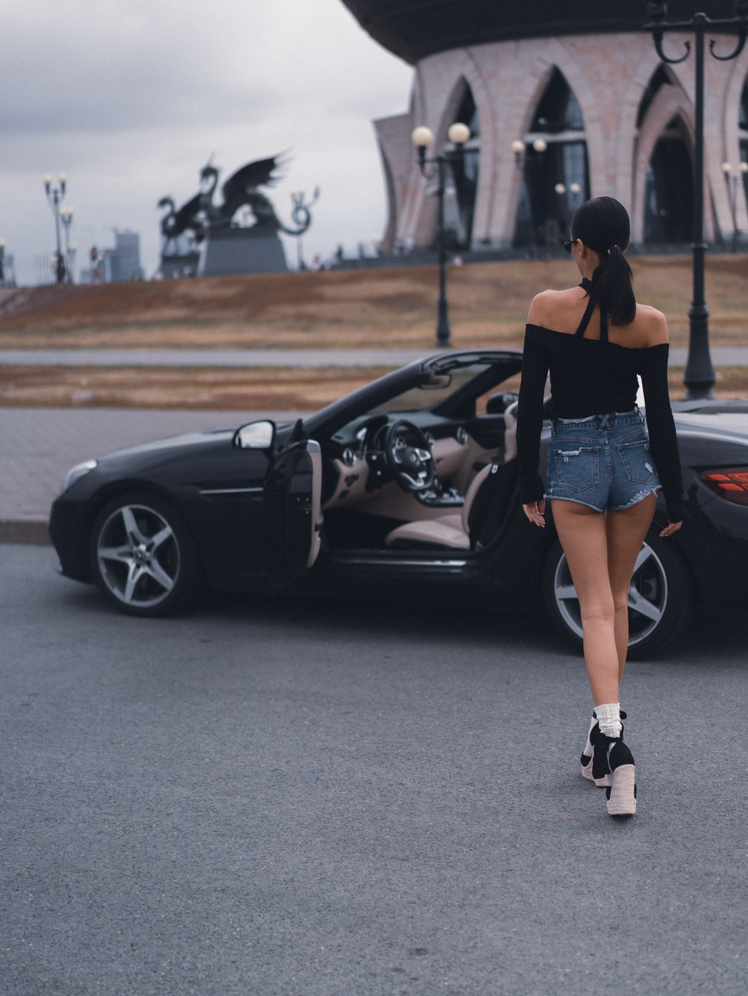 Уличная стильная фотосессия с автомобилем кабриолет