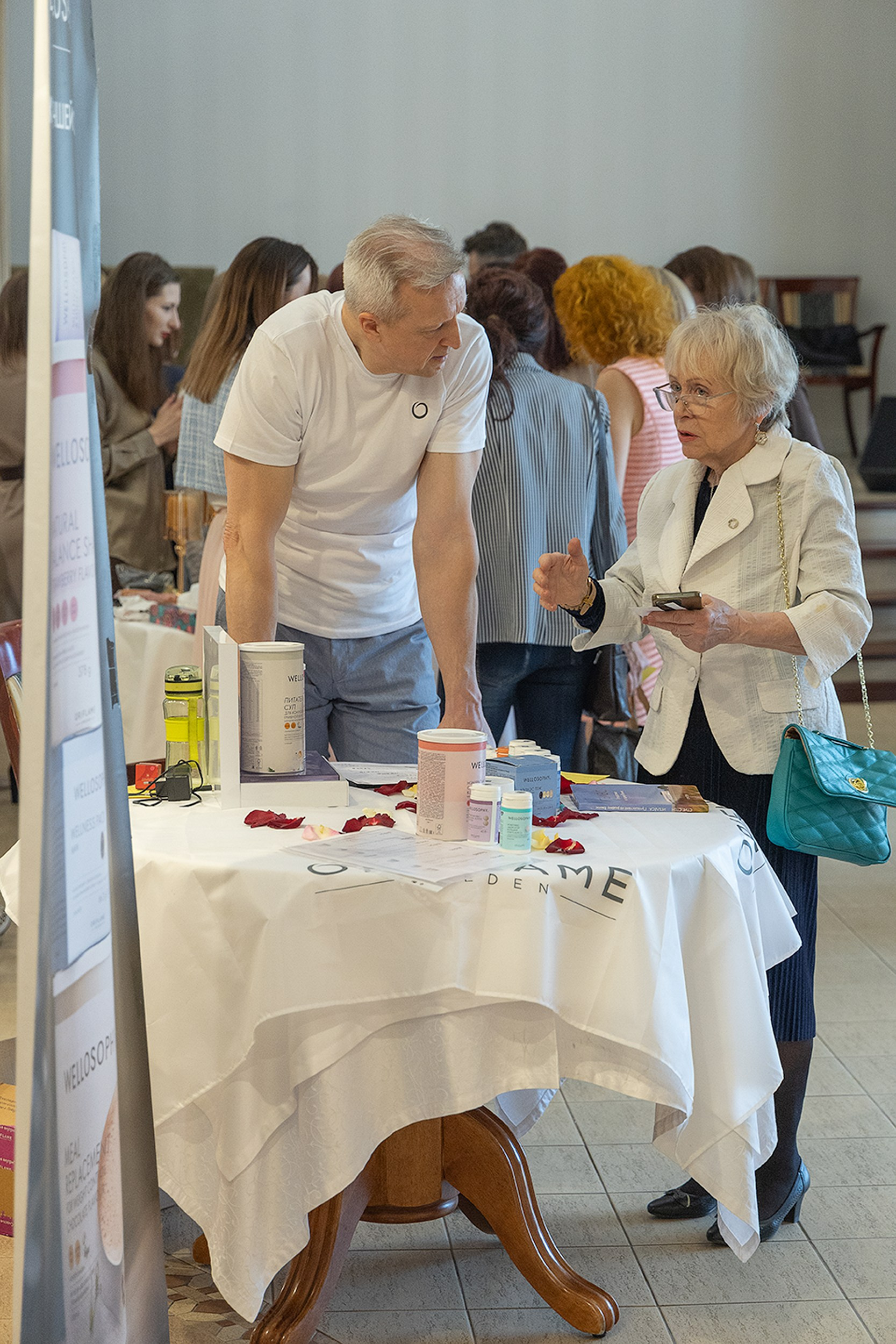 Постановочная фотосъемка у банера на мероприятии