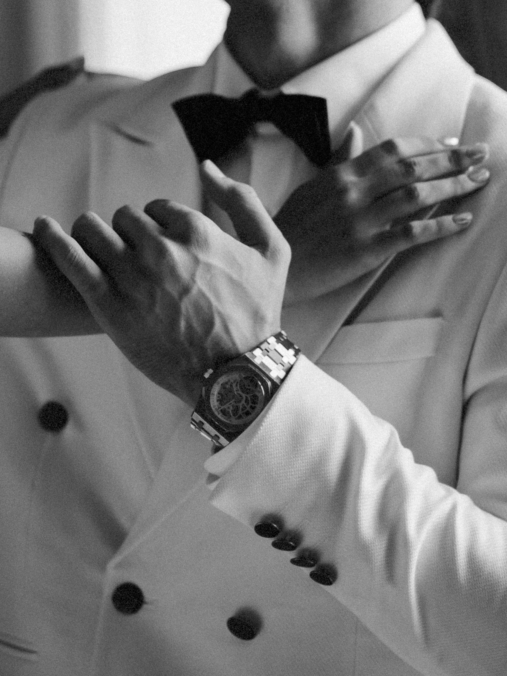 Чёрно-белая деталь: руки жениха и невесты вблизи — атмосферная свадебная история в Trezzini Palace Hotel