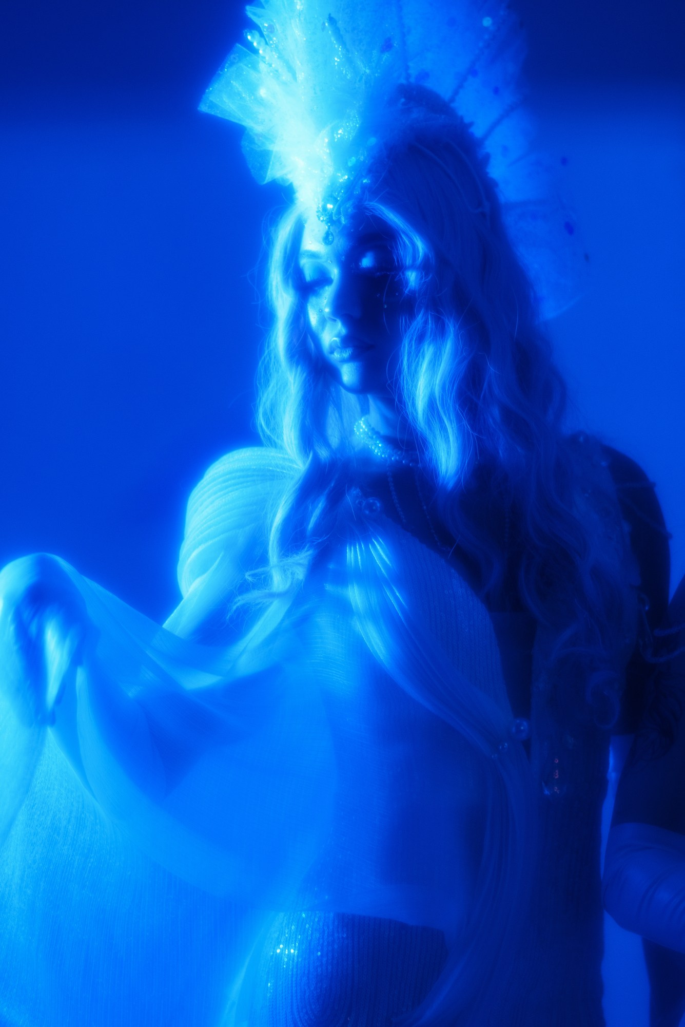 Арт-фотосессия с синим светом на циклораме. Портретный фотограф Тюмень Дарья Мустафина