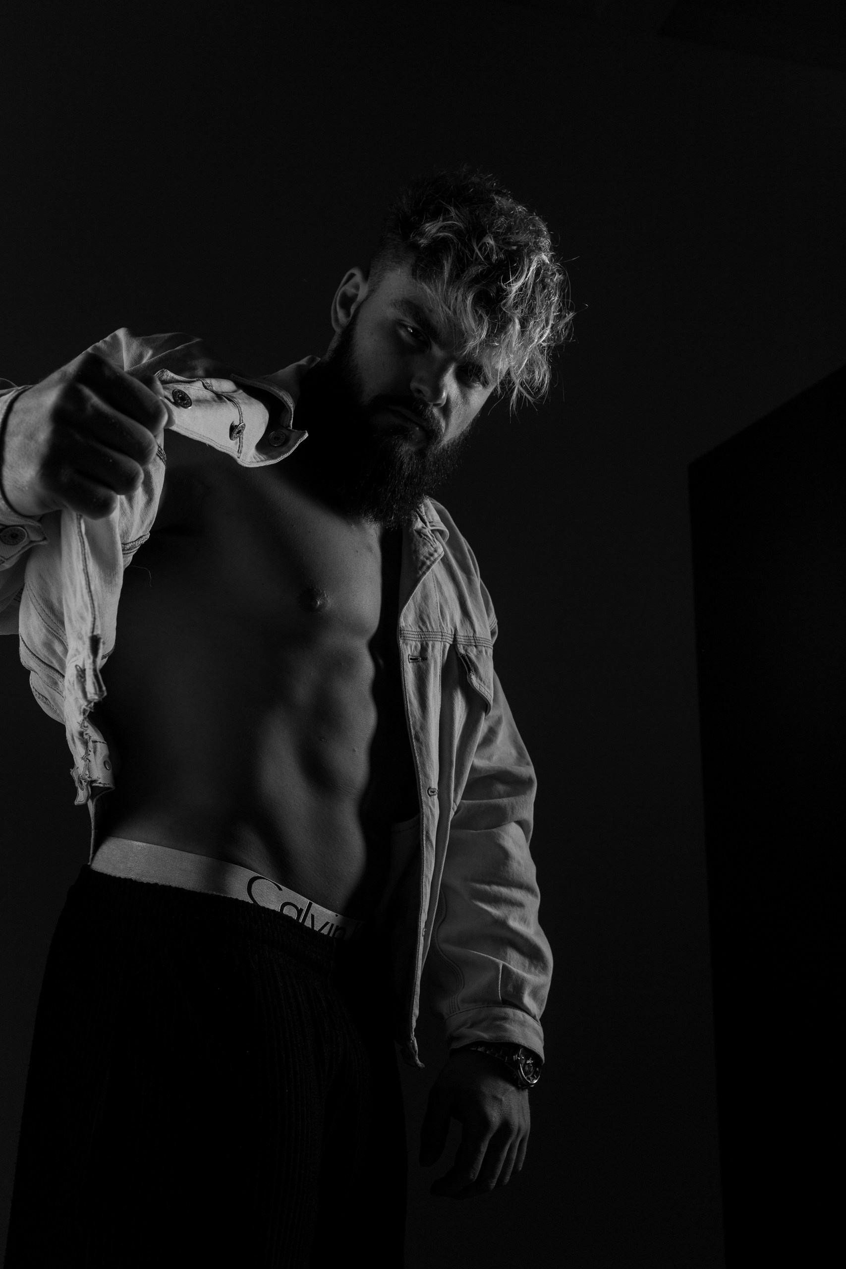 Завершающий кадр серии: мужчина с поясом Calvin Klein, руки на бедрах, взгляд вниз — символ завершенности и внутренней устойчивости, съемка в Минске