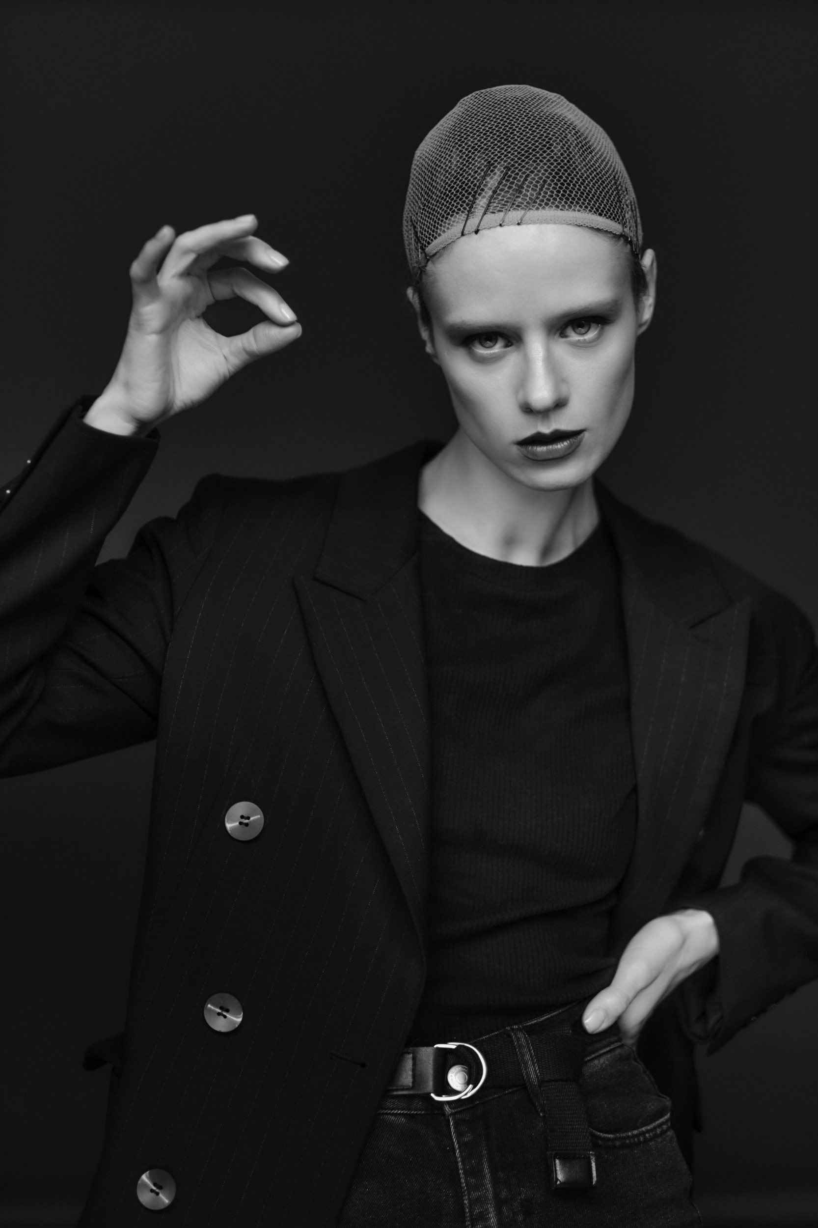 Контрастный чёрно-белый портрет женщины в студии