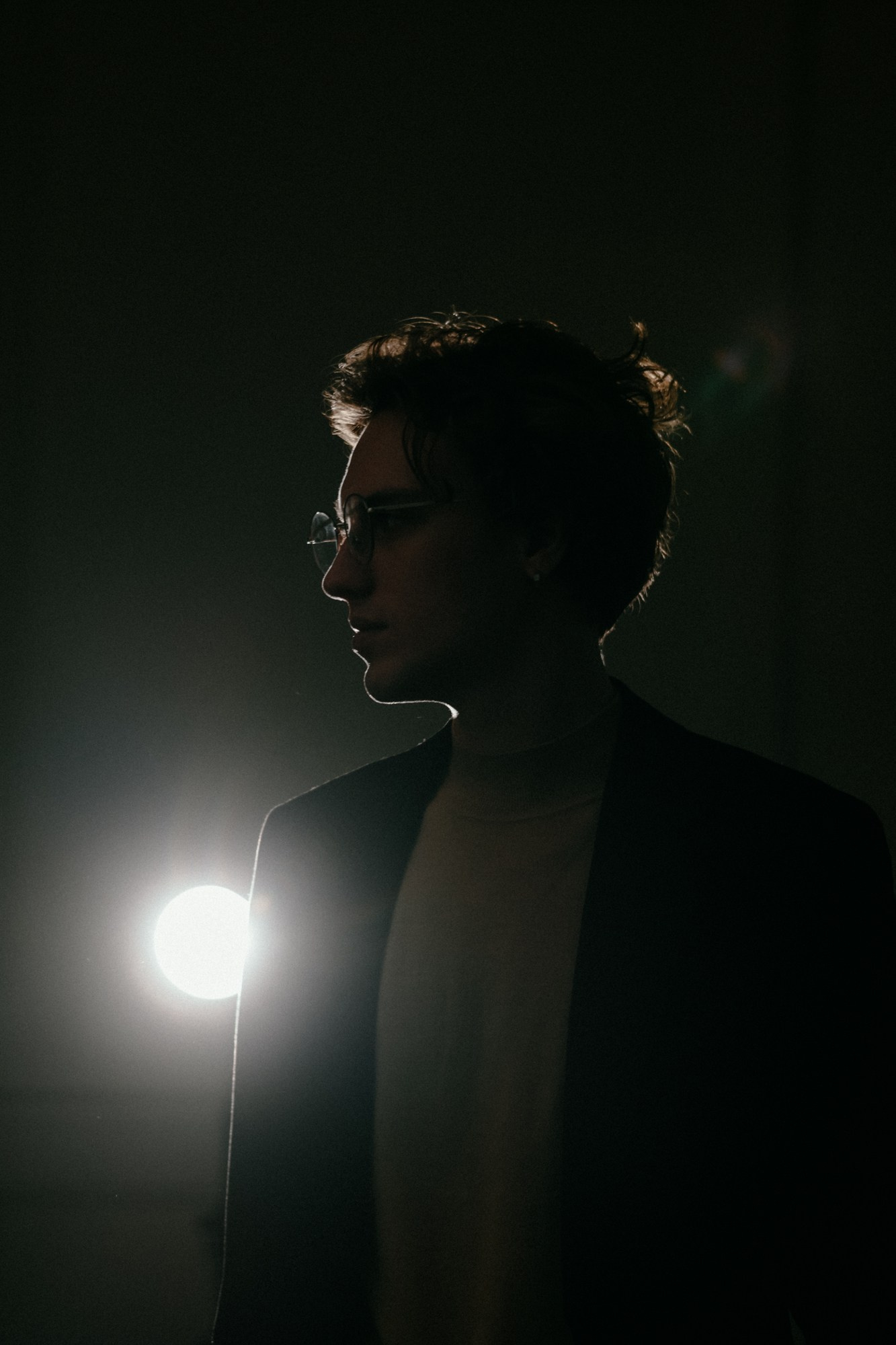 Киношный мужской портрет в студии Файнарт Тюмень — Мужской фотограф Дарья Мустафина. Портретный фотограф Тюмень Дарья Мустафина