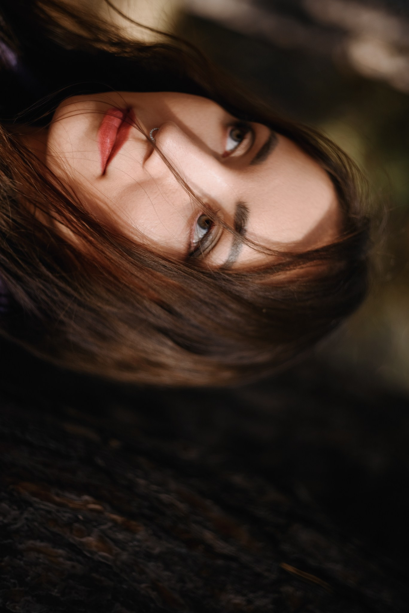 Художественный портрет: игра света и тени в лесной локации.