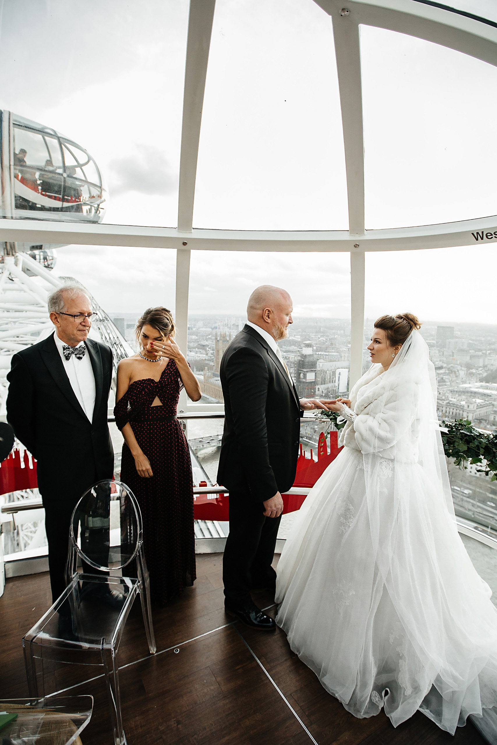 Wedding in London with a ceremony at the London eye. Photographer and videographer for wedding in Italy: Rome, Milan, Venic