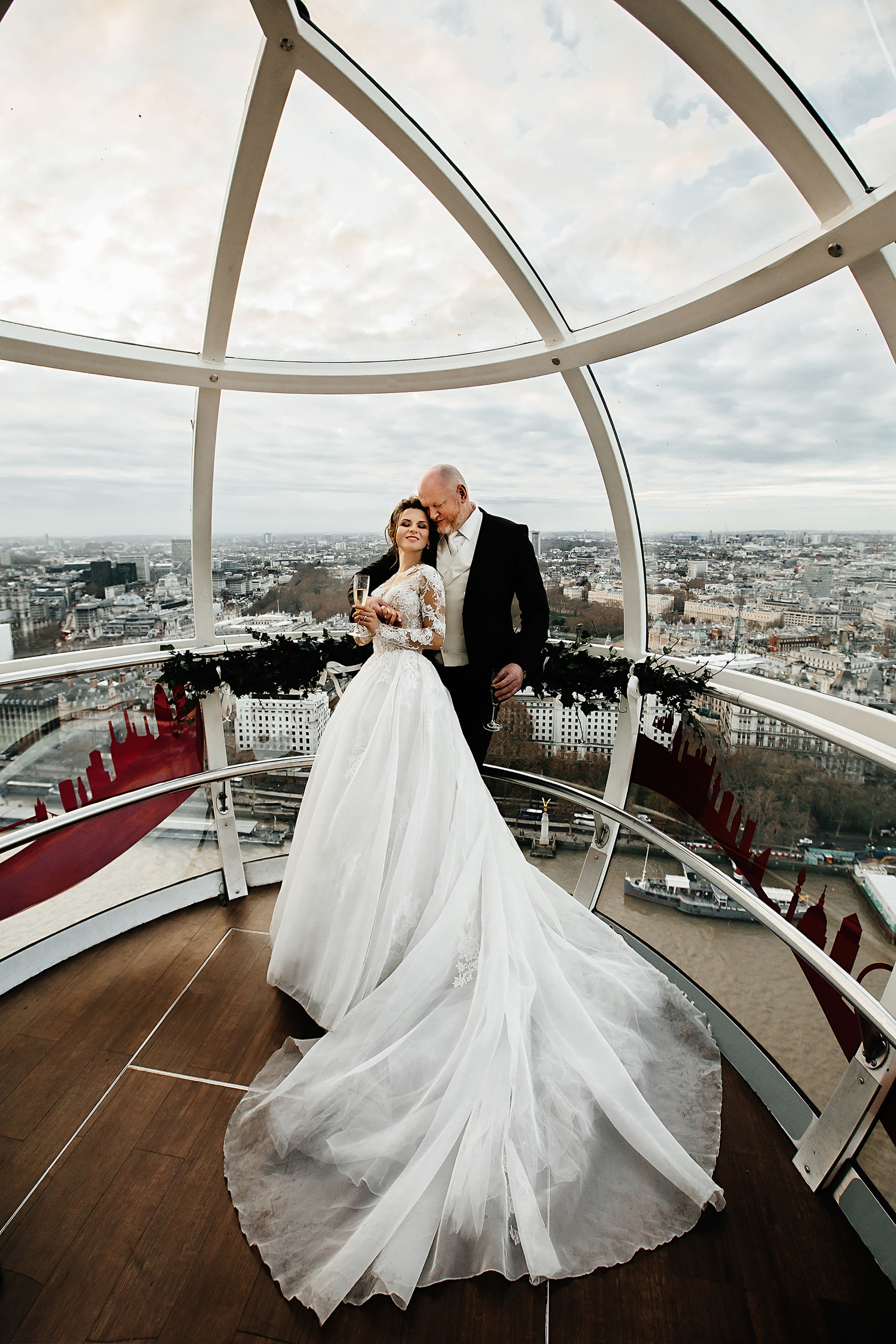 Wedding in London with a ceremony at the London eye. Photographer and videographer for wedding in Italy: Rome, Milan, Venic