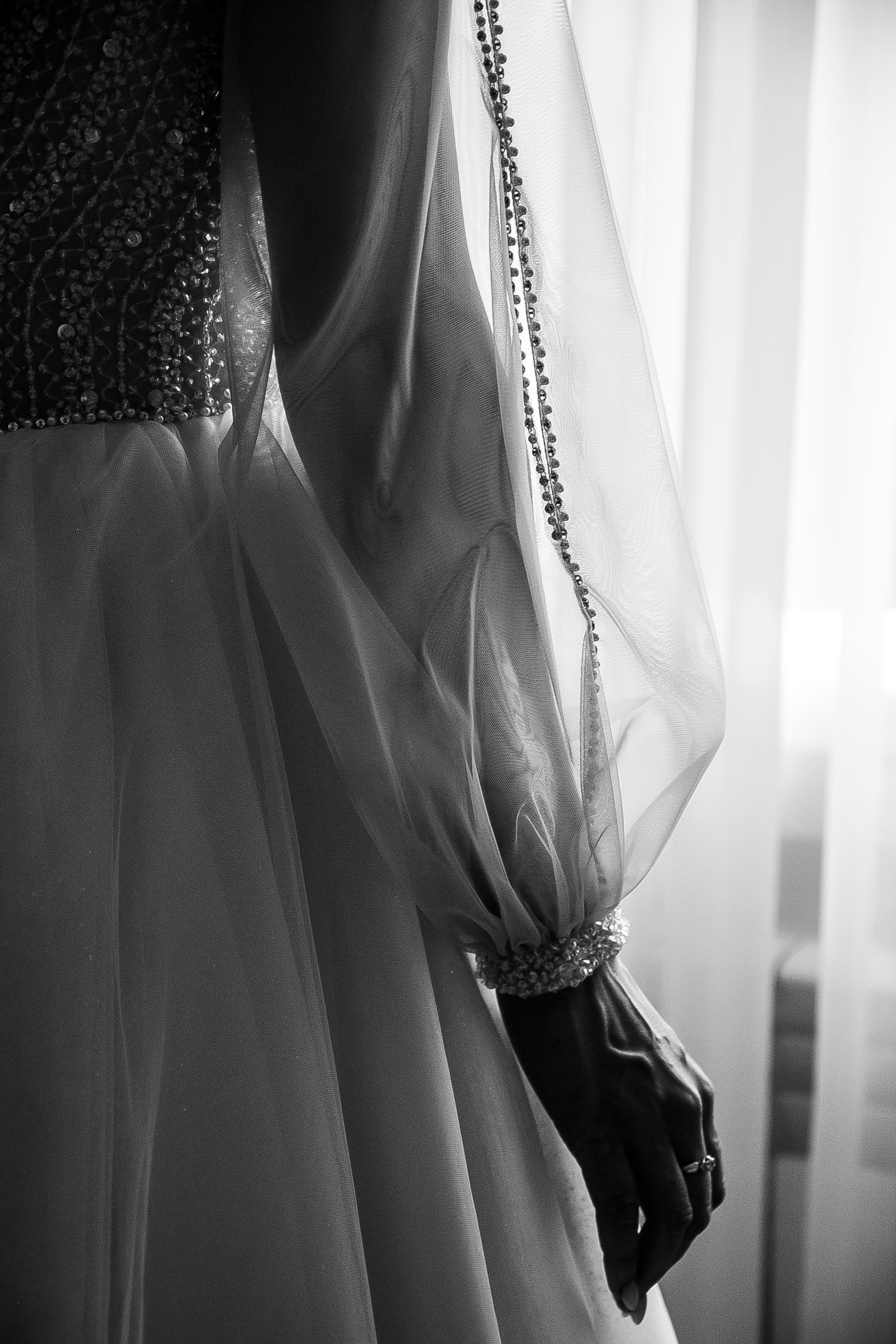 Элегантная невеста у окна