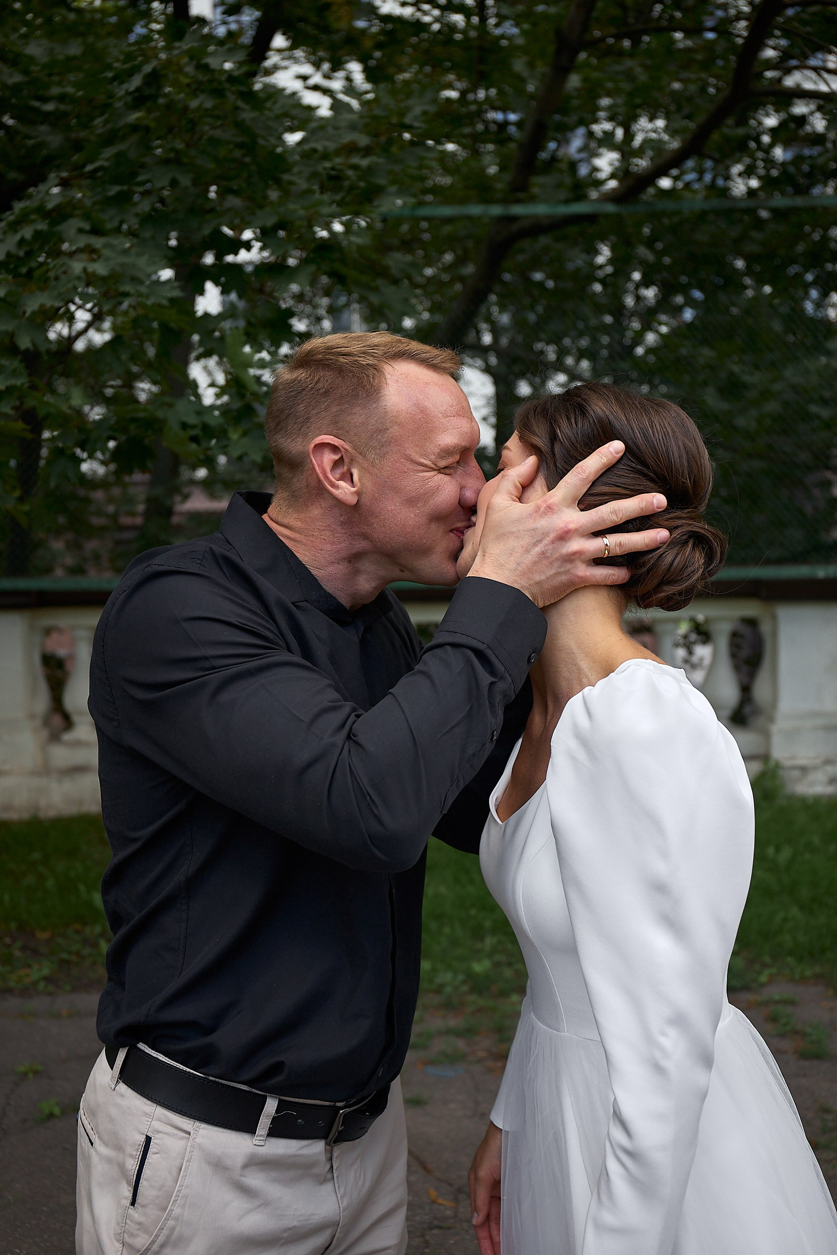 Молодая пара целуются во дворе высотки на Котельнической набережной.