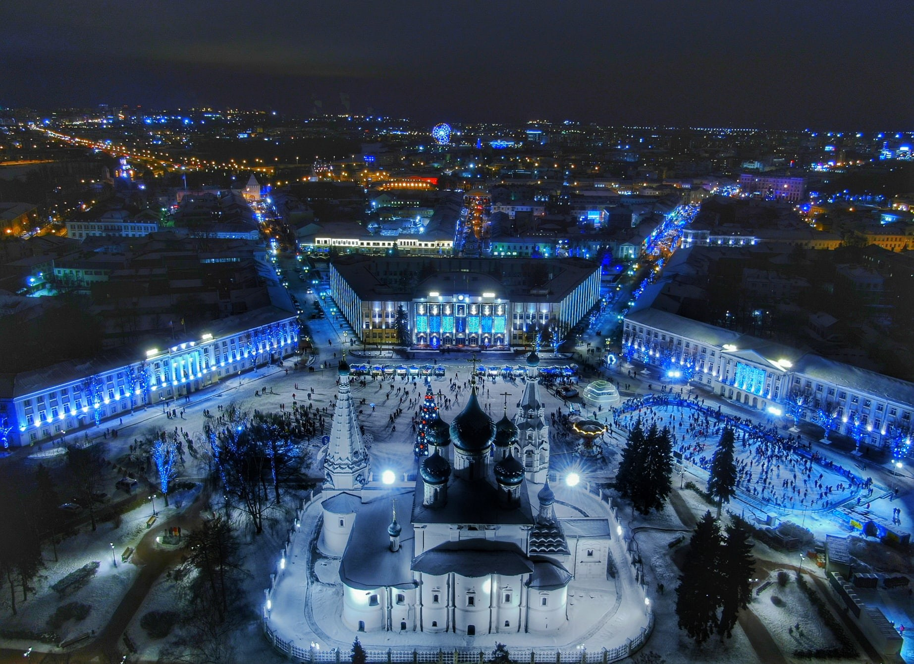 Аэросъемка с дрона зимнего катка ЯКаток и церкви Ильи Пророка на Советской площади Ярославль