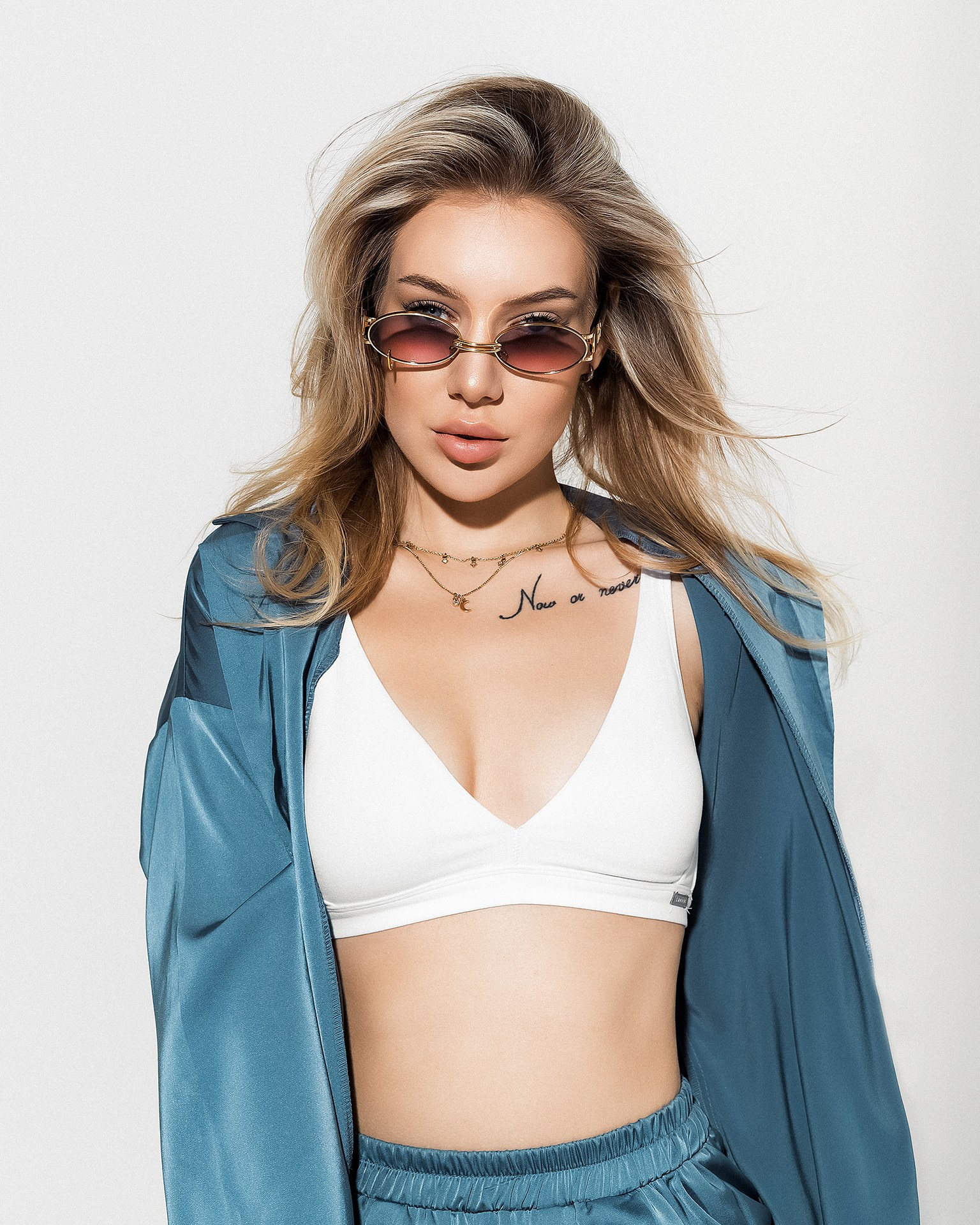 Девушка в легком свободном костюме и белом топе на циклораме, съемка женского костюма на циклораме Казань