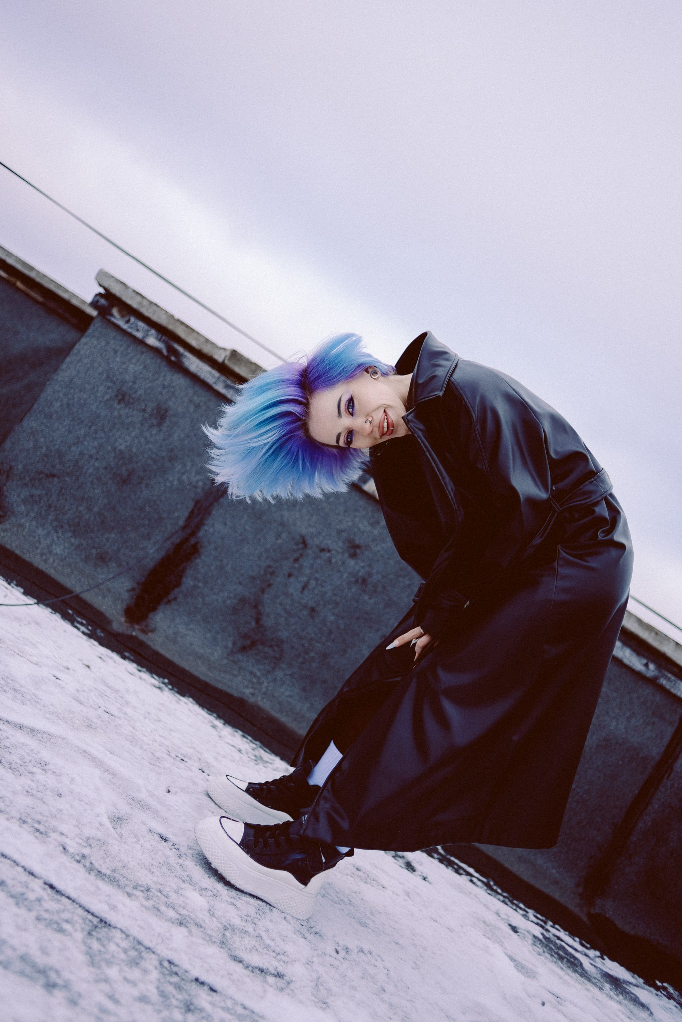 Стильная фотосессия на крыше в Тюмени. Девушка в кожаном плаще.