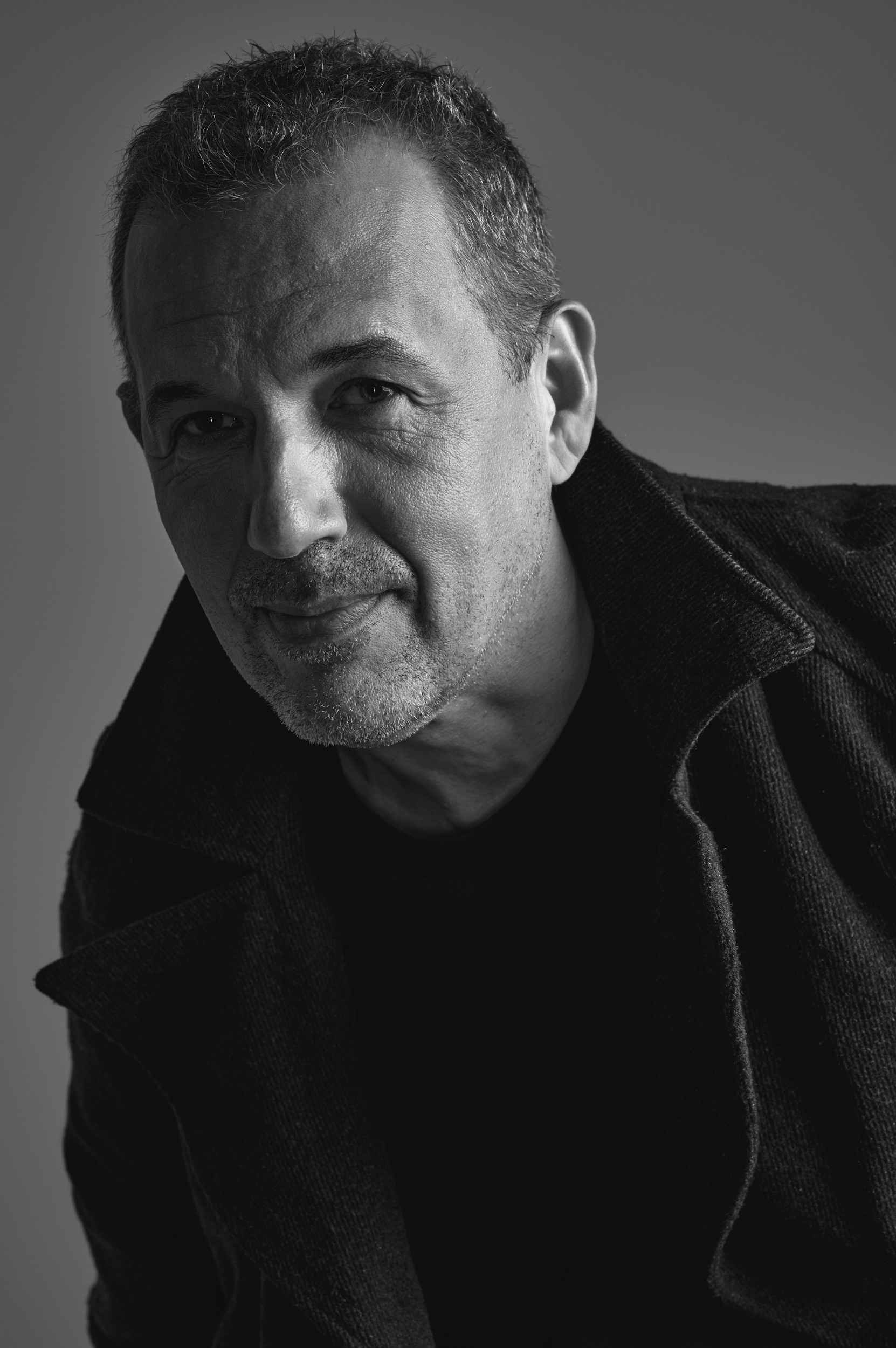 Чёрно-белый портрет мужчины с глубокими тенями