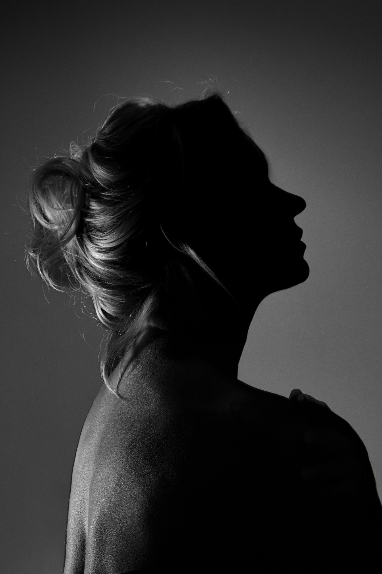 Чёрно-белый портрет с глубокими тенями