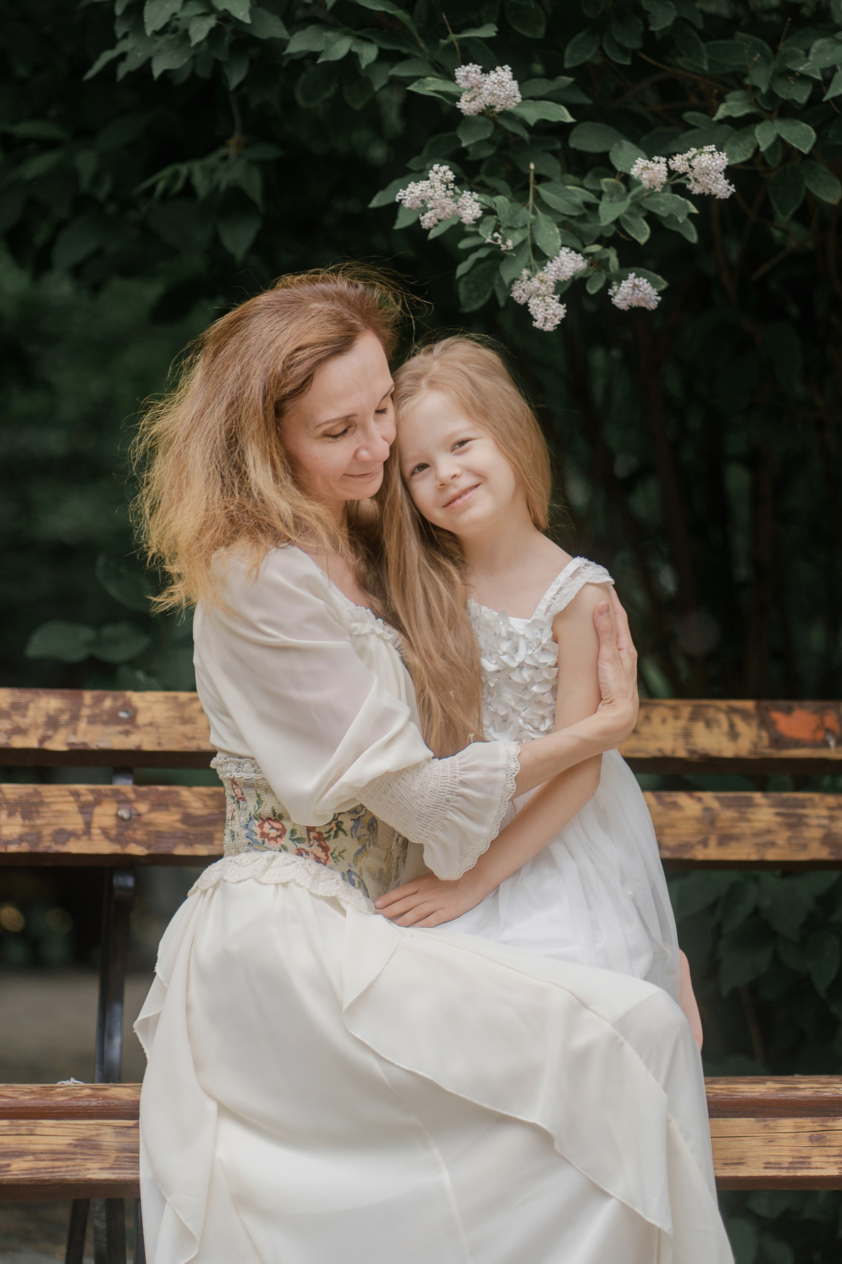 Tender Mother-Daughter Photoshoot in Ekaterinburg: Mock Orange Blossoms & Dandelions | Svetlana Korneliuk