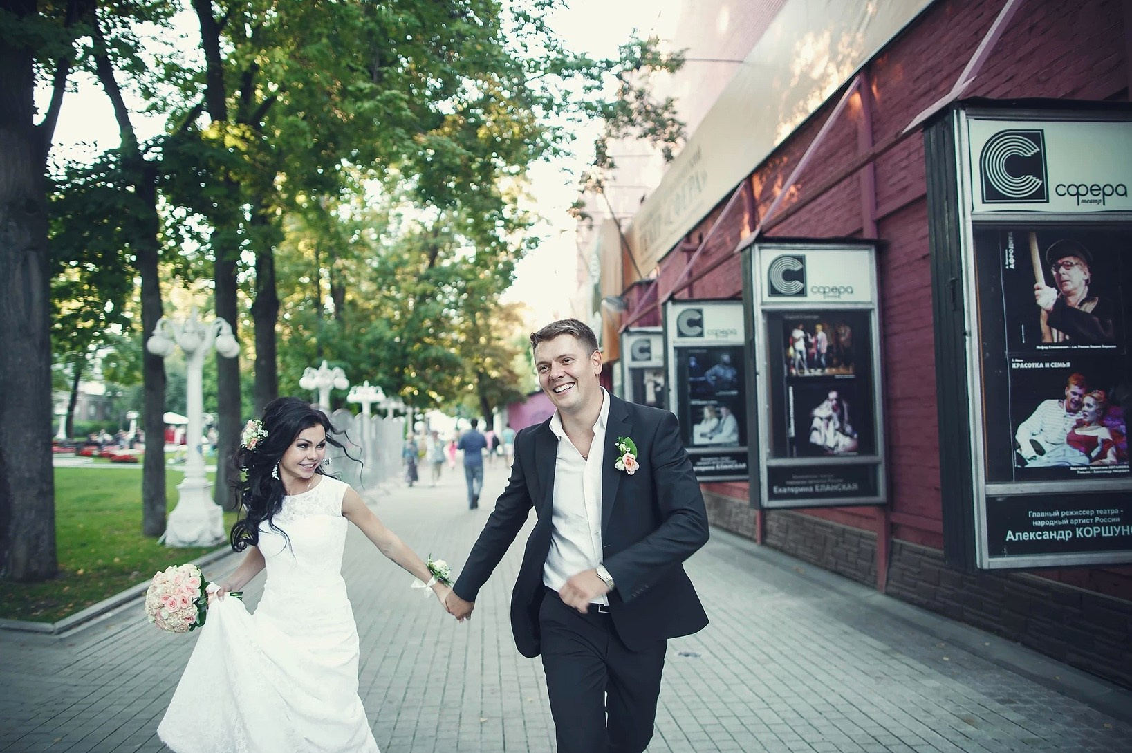 Фотосессия прогулки мужа и жены в парке
