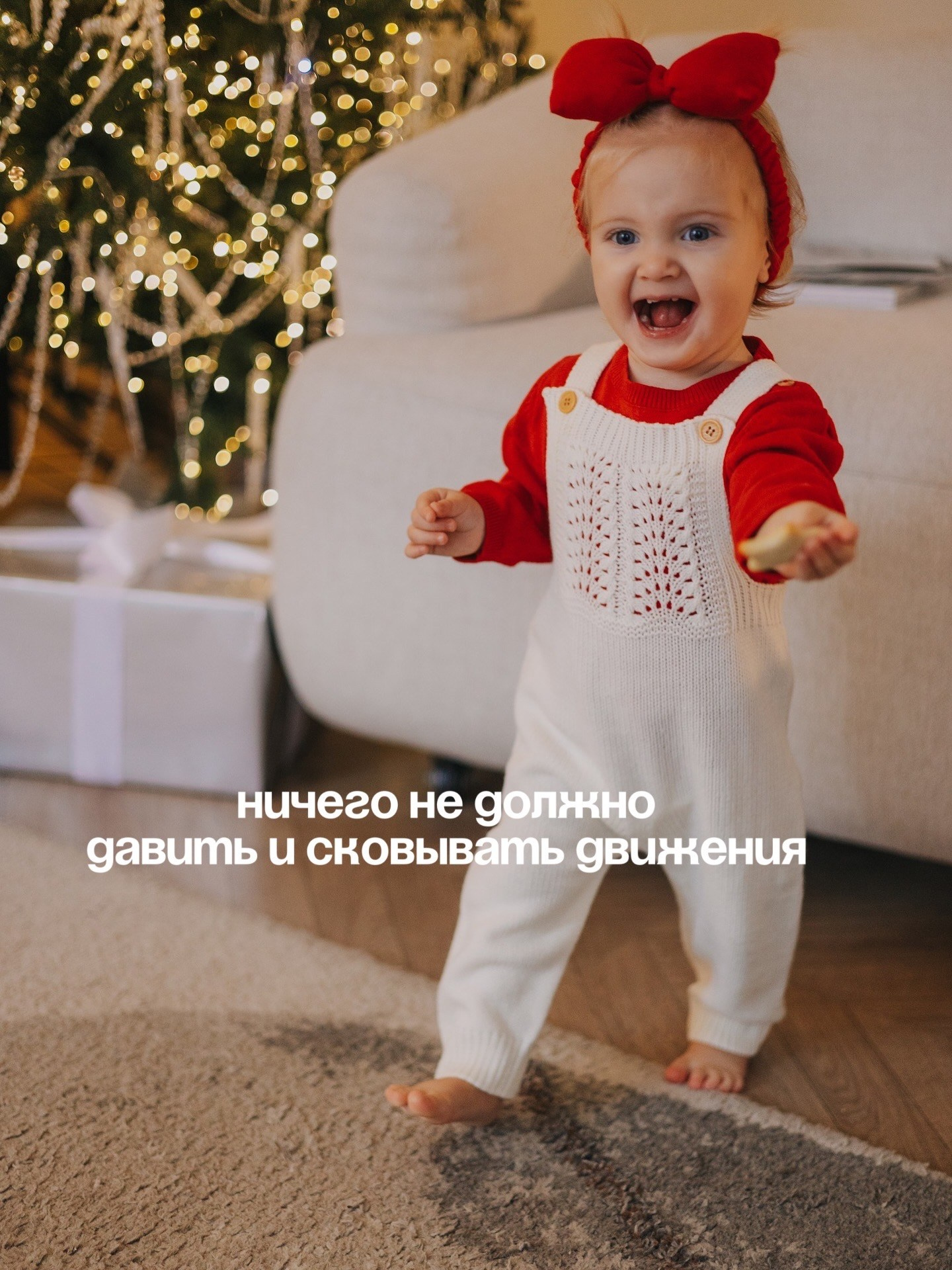 малышка позирует для красивой фотографии