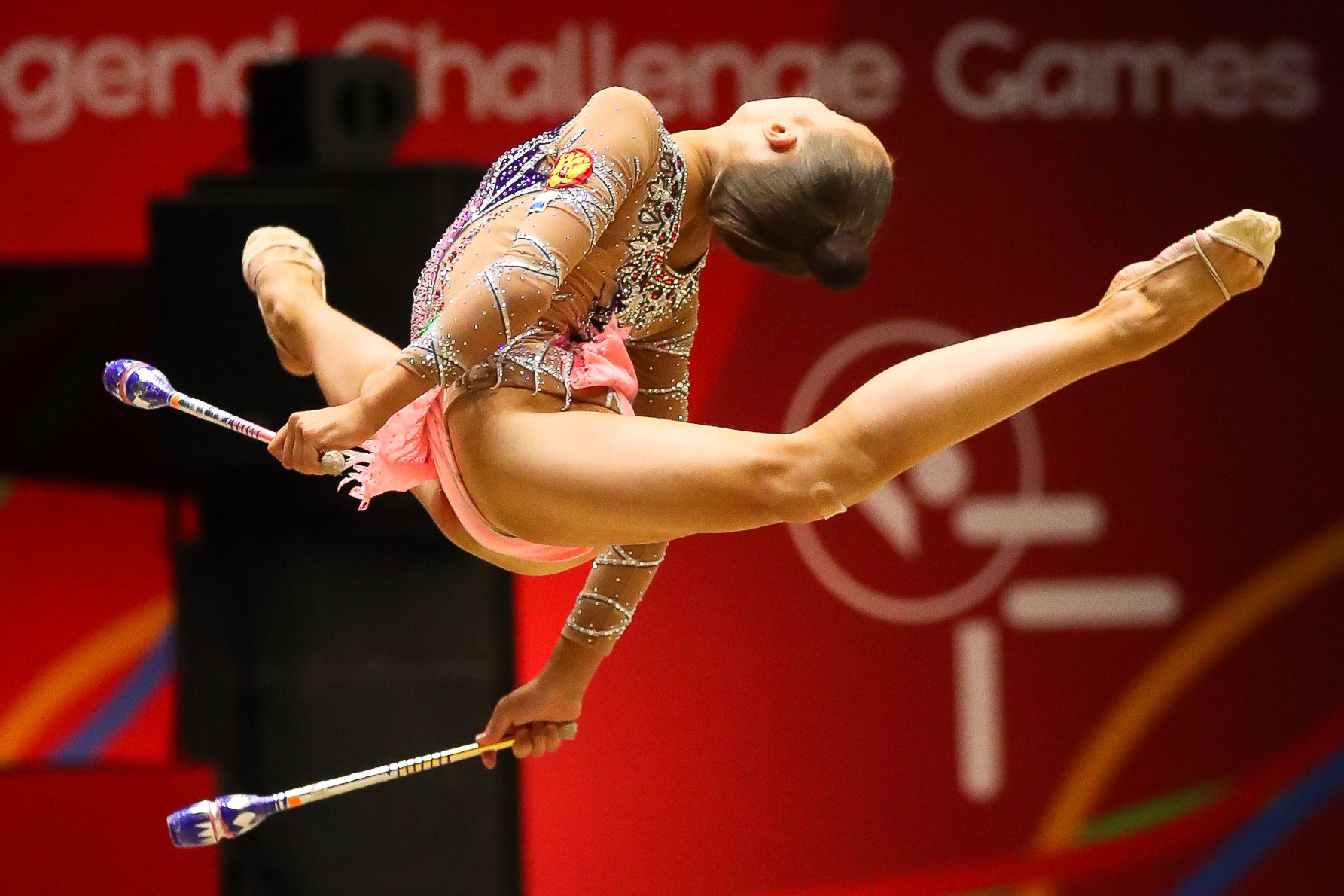 Художественная гимнастика Екатеринбург фото. Гимнастка с булавами красиво выгнула спину в полете. Игры Вызова Легенд 2023. Онлайн трансляции. Студия 360 градусов. Организатор соревнований - Центр спортивных мероприятий (Свердловская обл.)