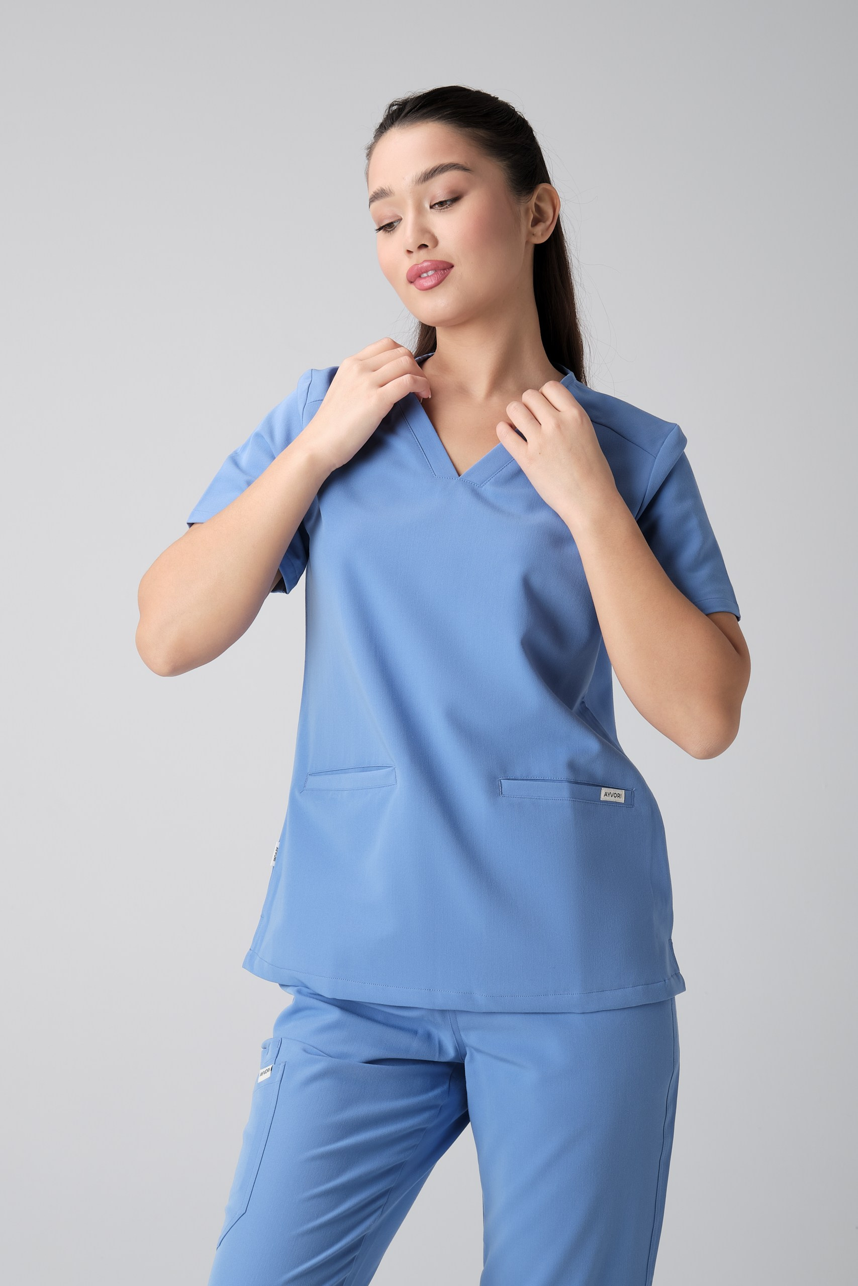 Модель в голубой медицинской форме с акцентом на посадку — лукбук фотосъёмка одежды для медицинских специалистов