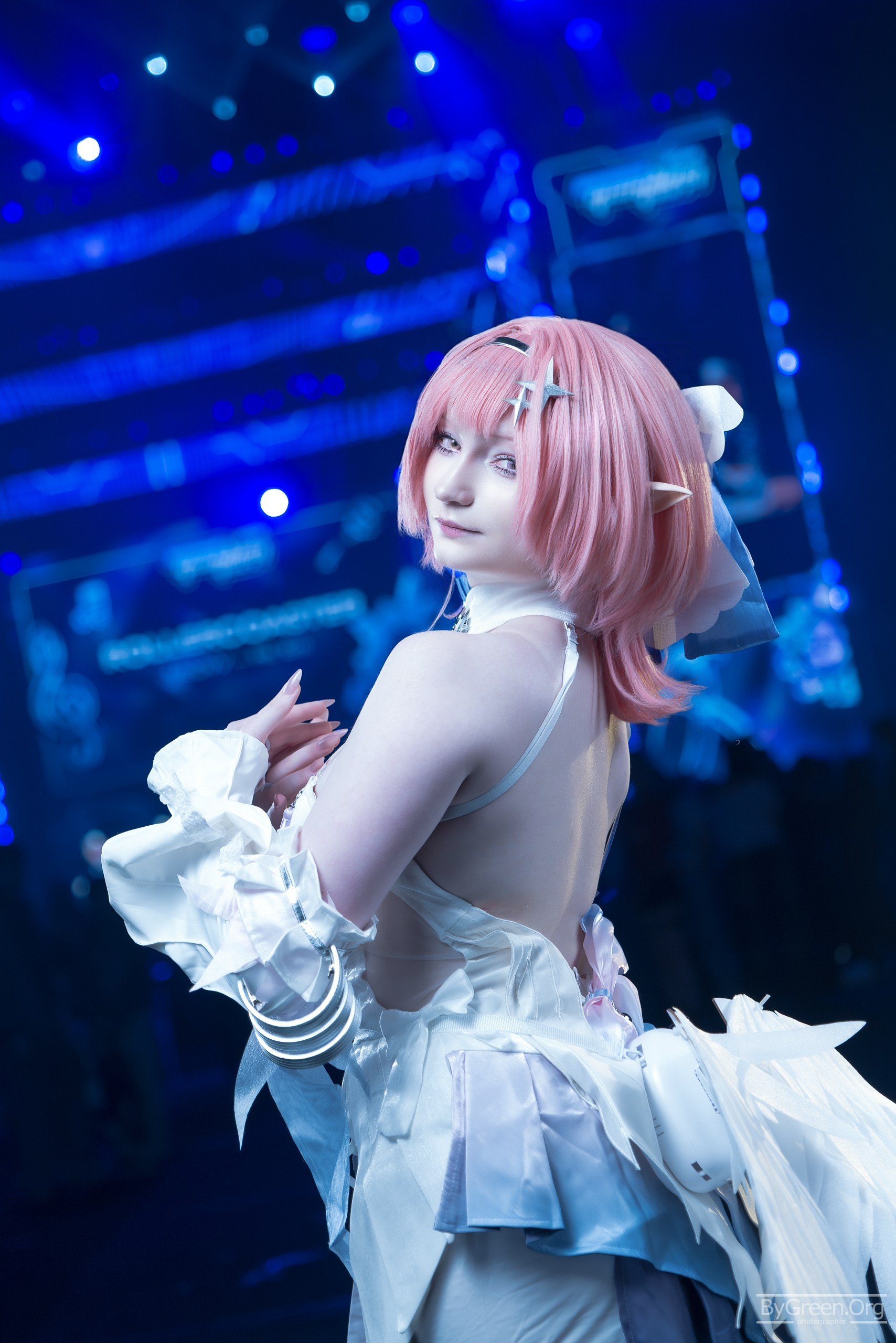 Cosplay of Ramiel from Zenless Zone Zero — pink hair, wings, Fandom Fest 2026, Moscow