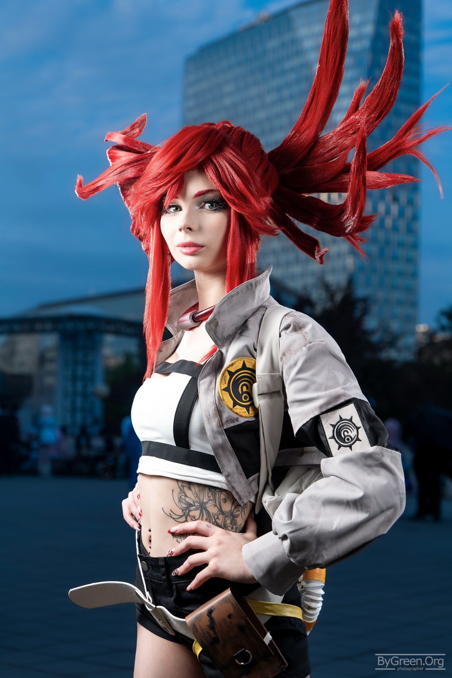 Cosplay of Riyo from Gachiakuta — portrait with giant scissors, VIBE.CON 2026, Moscow