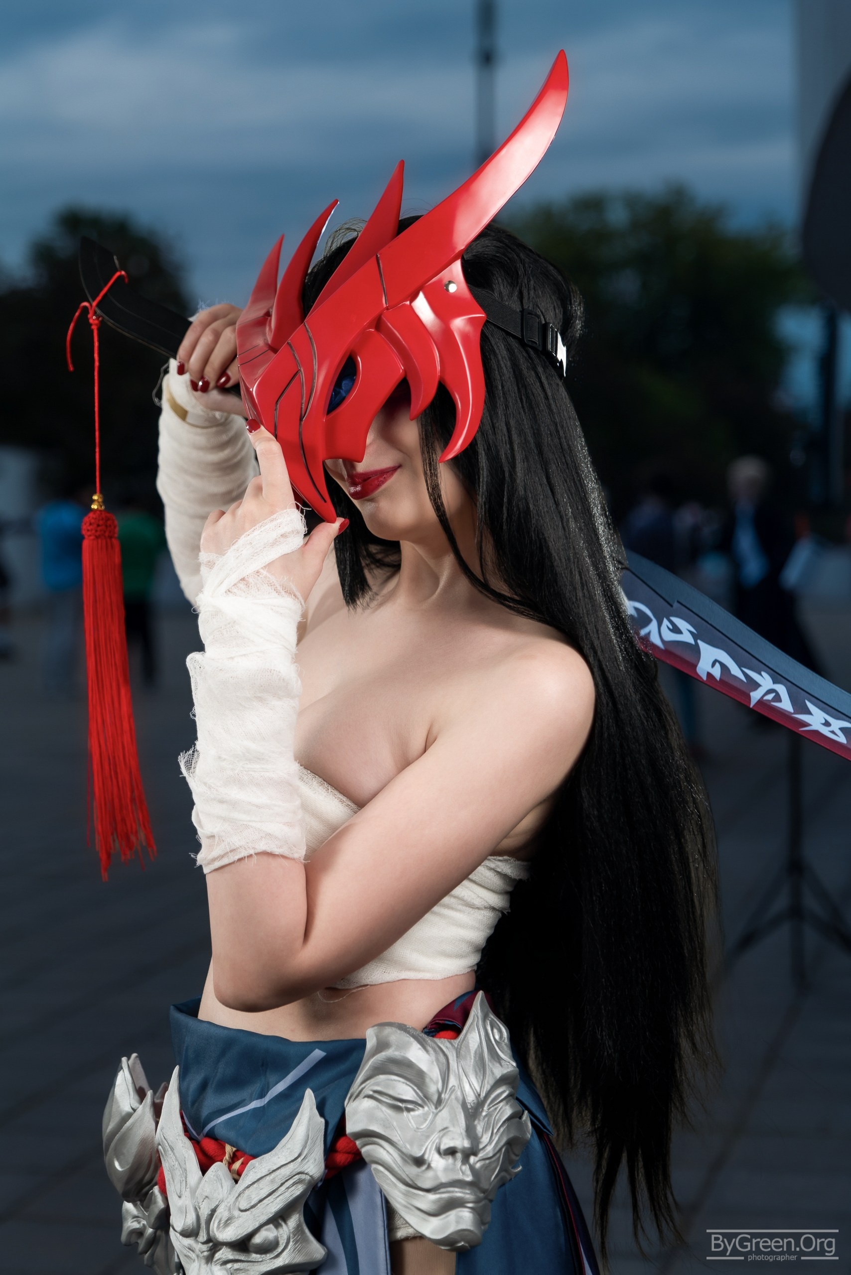 Cosplay of Yone from League of Legends, female version — red oni mask, VIBE.CON 2026, Moscow