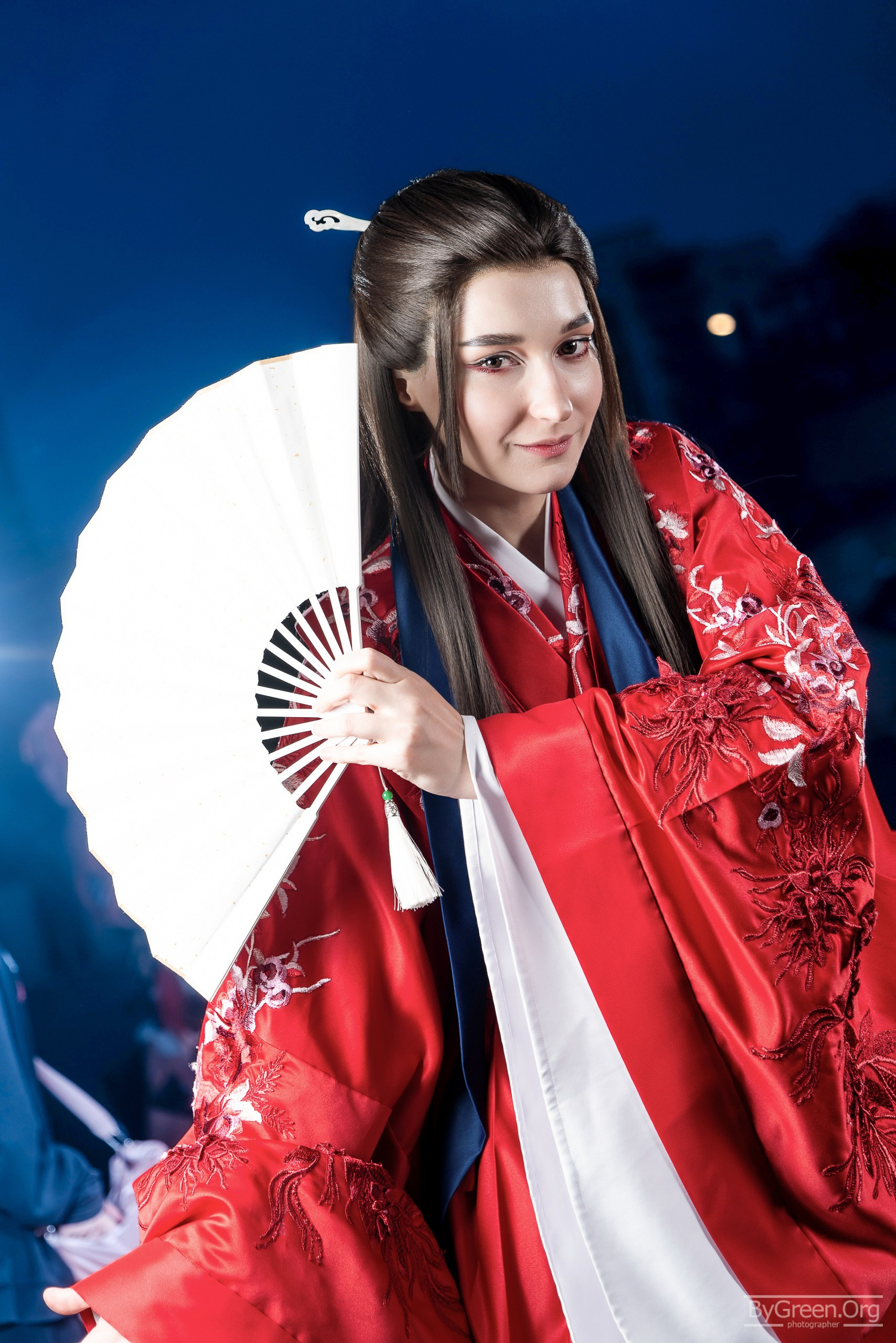 Red hanfu cosplay with a white fan, evening portrait, VIBE.CON 2026, Moscow