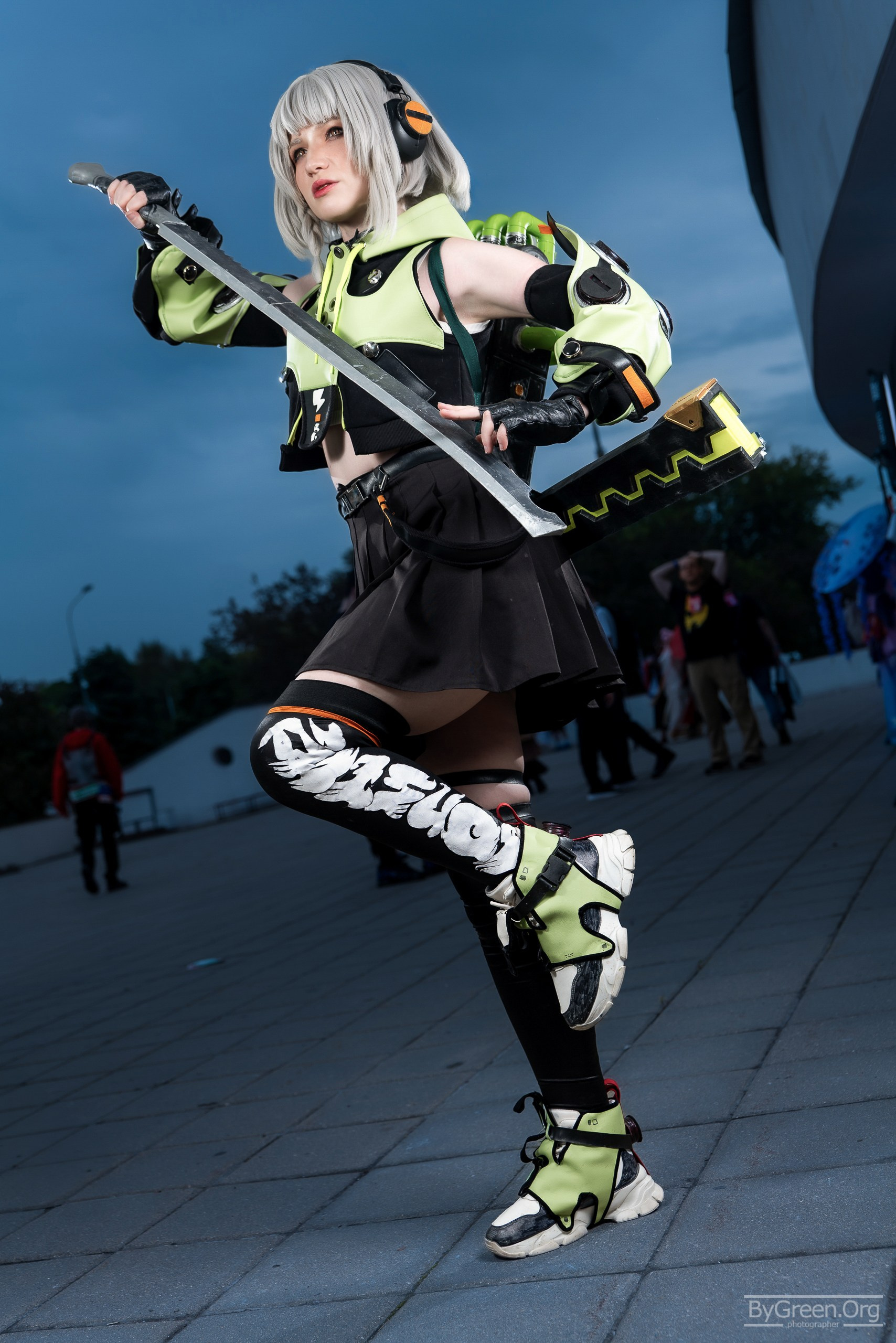 Cosplay of Anby Demara from Zenless Zone Zero — kick with the sword, VIBE.CON 2026, Moscow