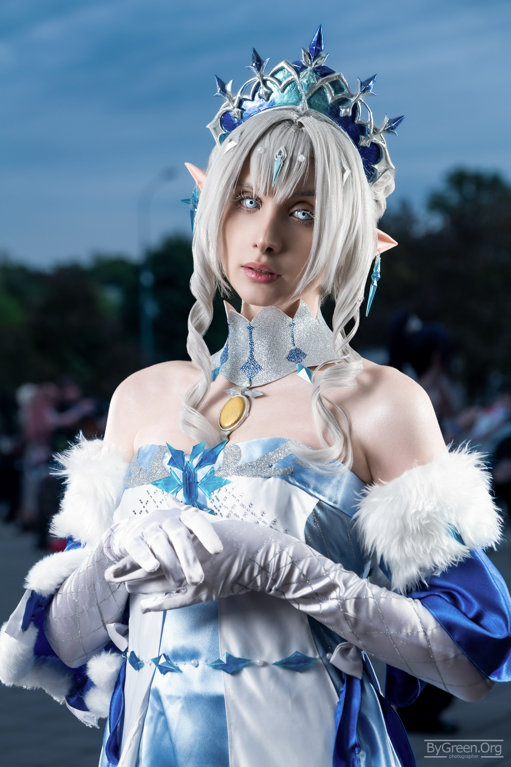 Cosplay of the Tsaritsa from Genshin Impact — ice crown, white gloves, VIBE.CON 2026, Moscow