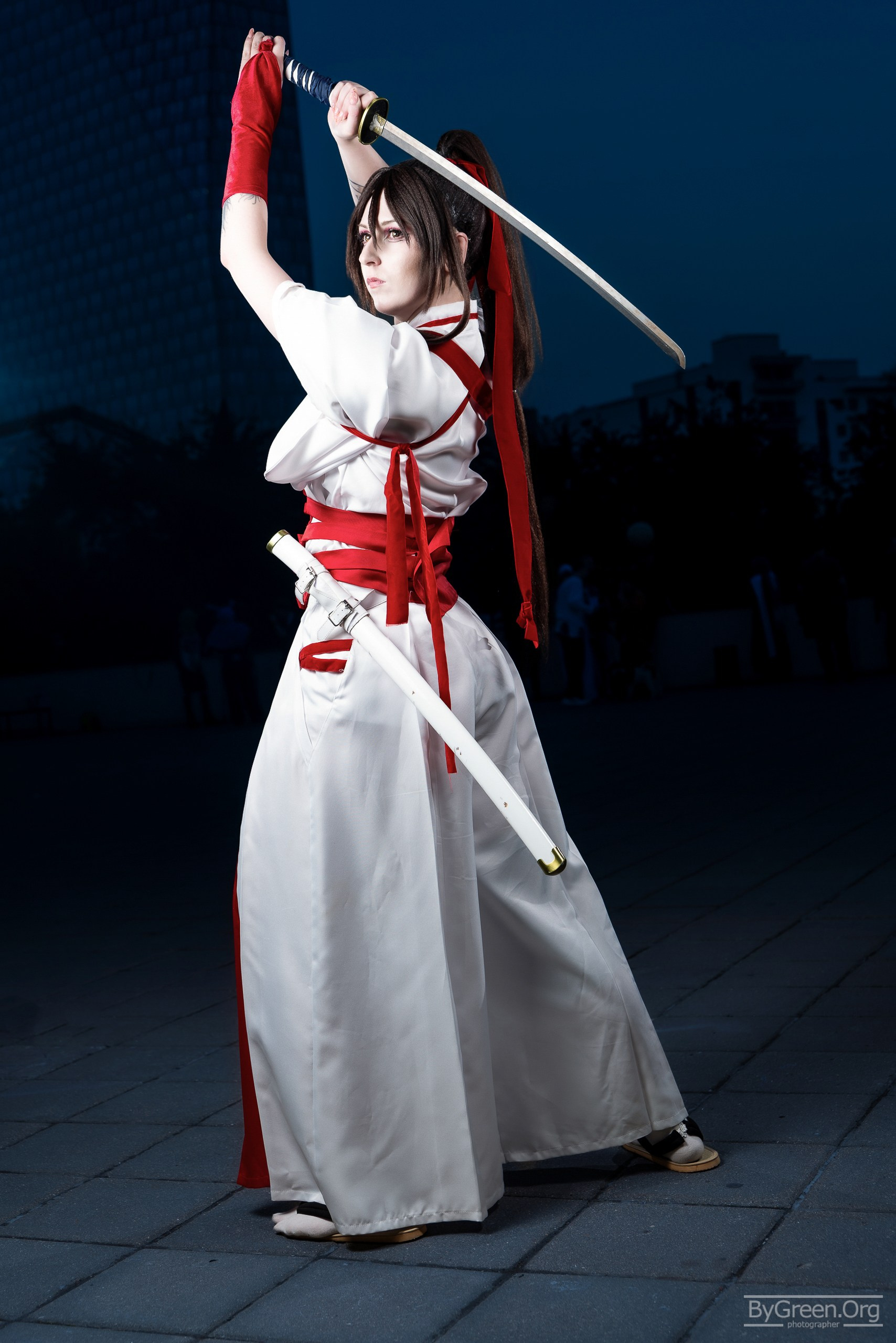 Cosplay of Sagiri from Hell's Paradise — Asaemon uniform and raised katana, VIBE.CON 2026, Moscow
