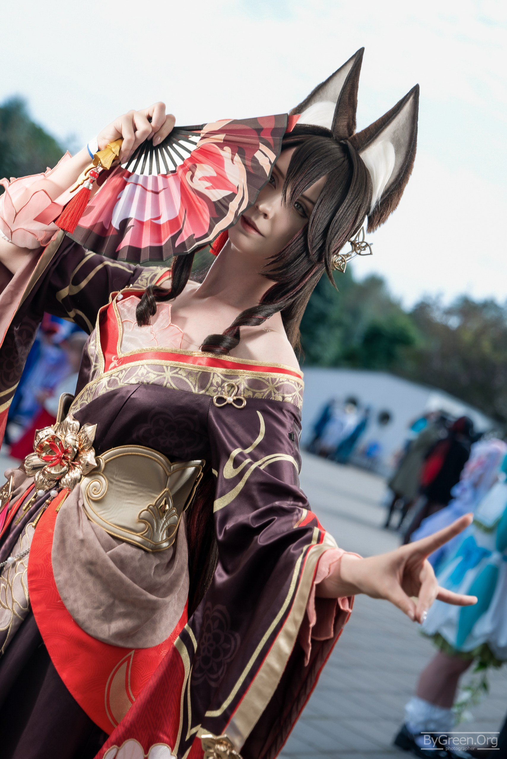 Cosplay of Fugue from Honkai: Star Rail — fox ears and a red fan, VIBE.CON 2026, Moscow