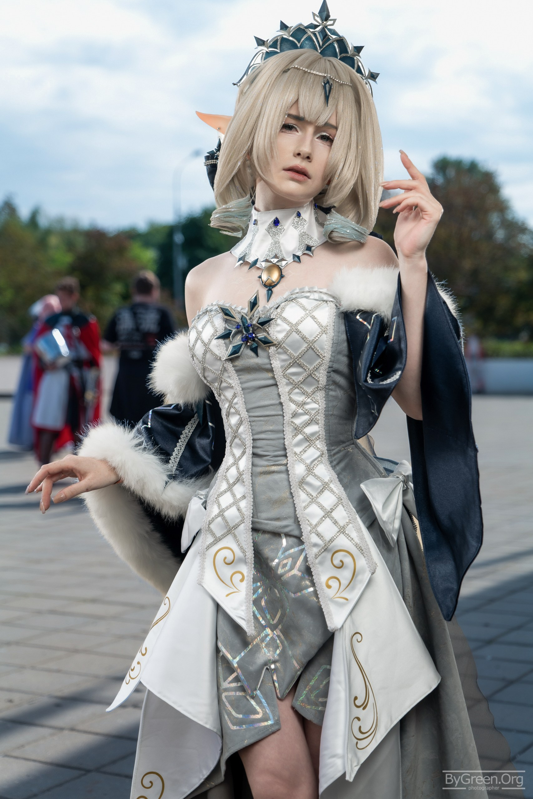 Cosplay of the Tsaritsa from Genshin Impact — silver gown and crown, portrait, VIBE.CON 2026, Moscow
